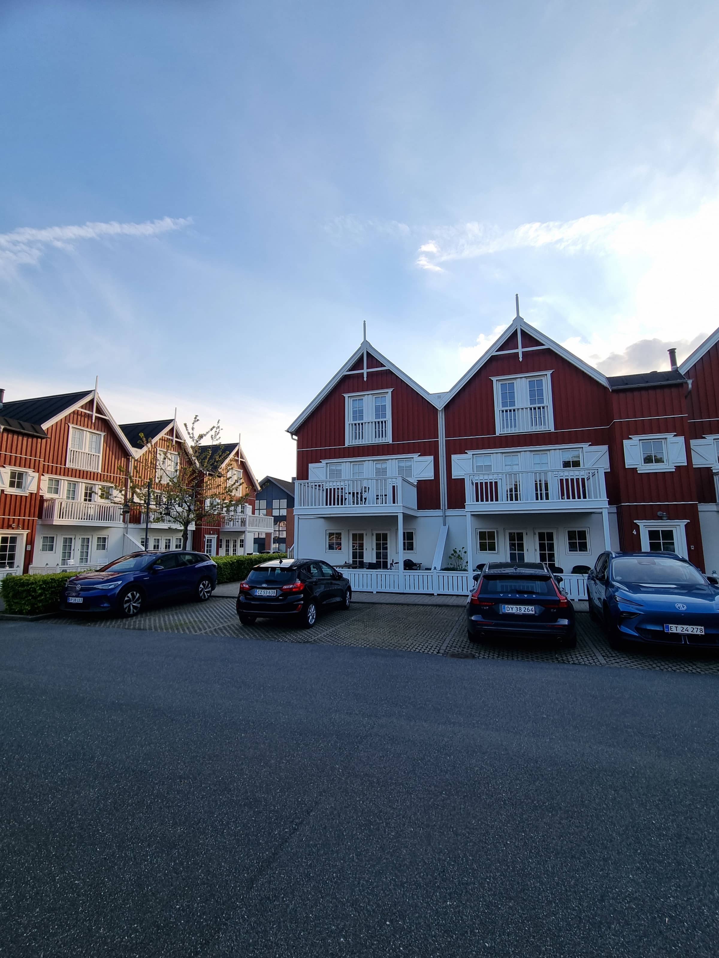 Feriehygge nær skov, fjord og byliv billede 3