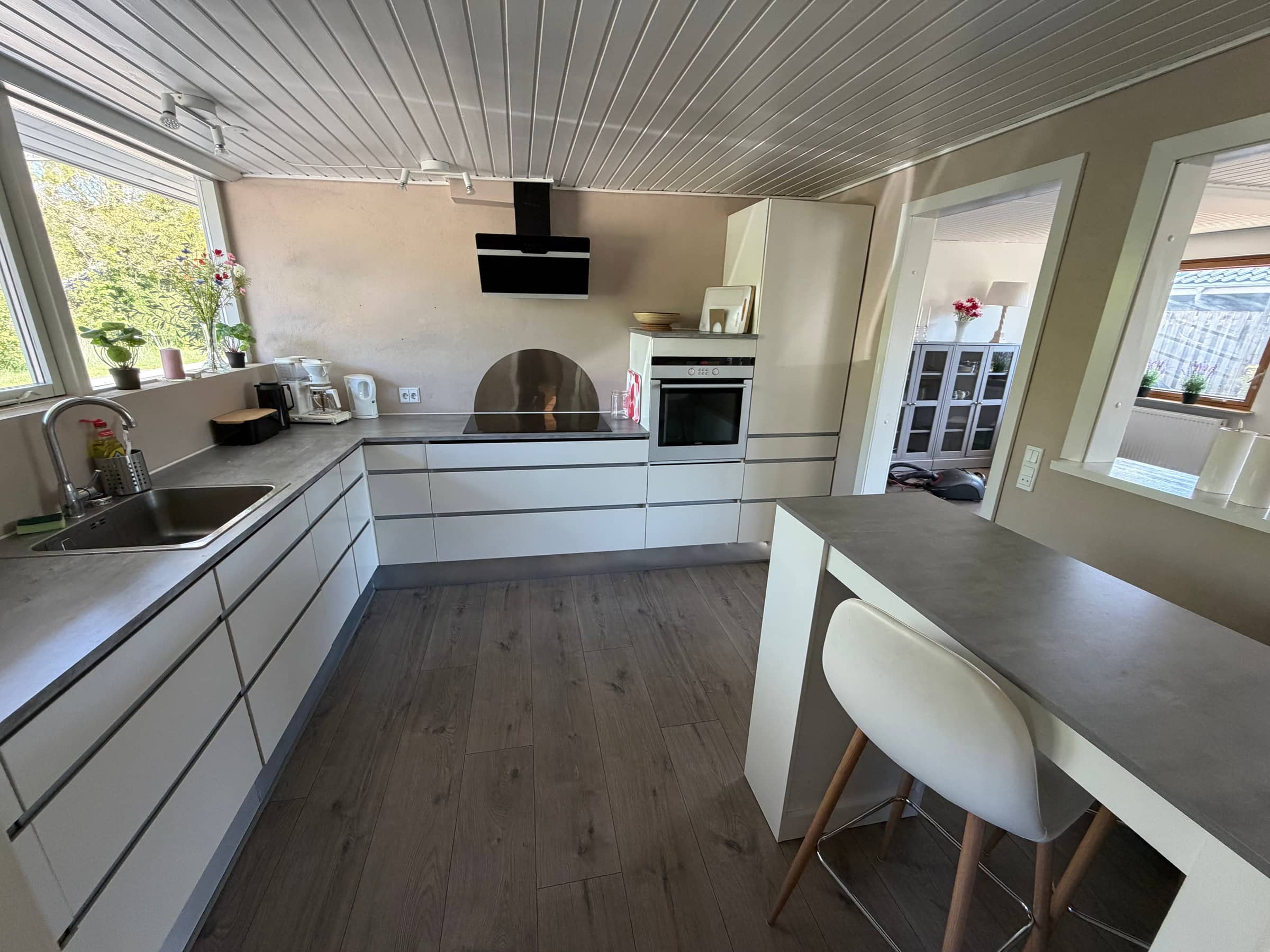 Rummeligt feriehus nær kyst og natur billede 5