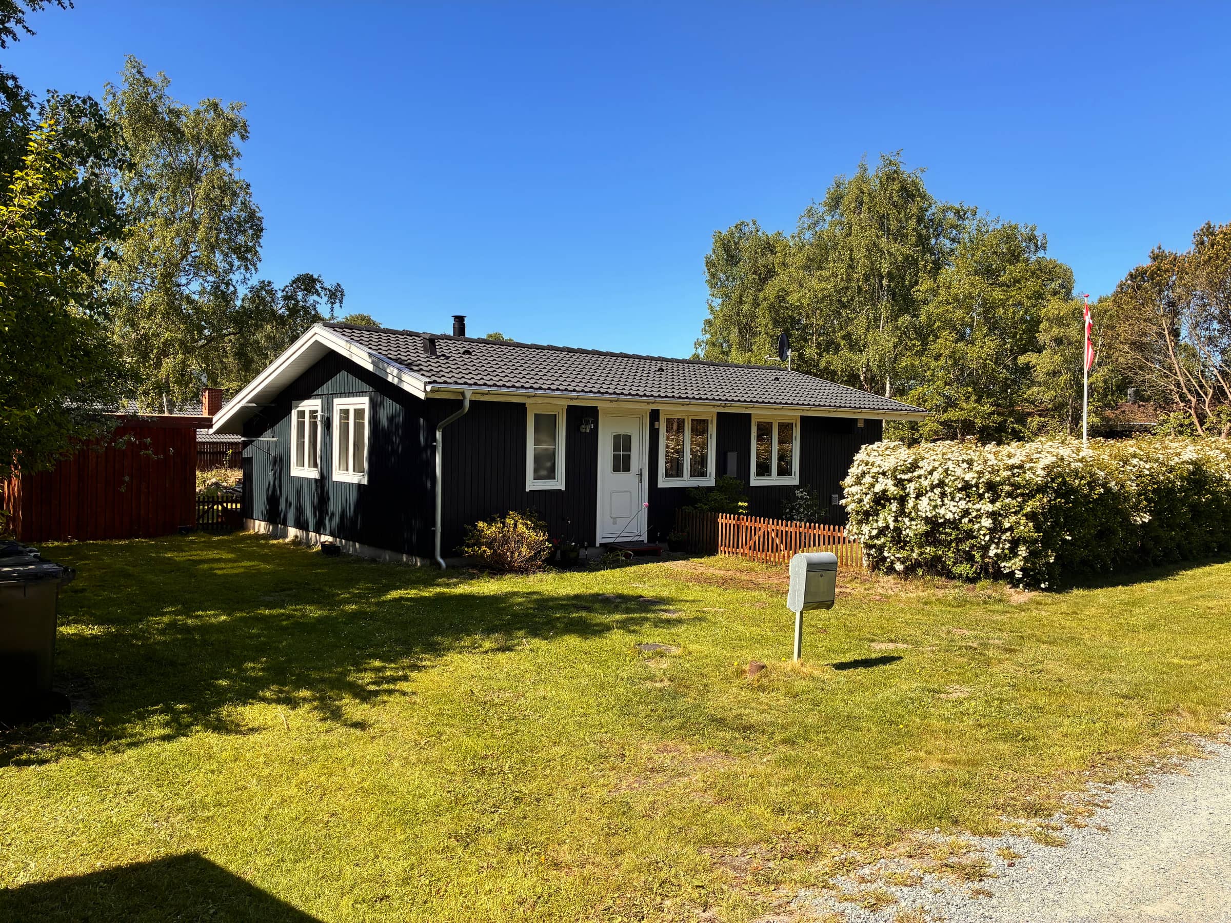Skønt sommerhus med lukket have, tæt på vandet. billede 2