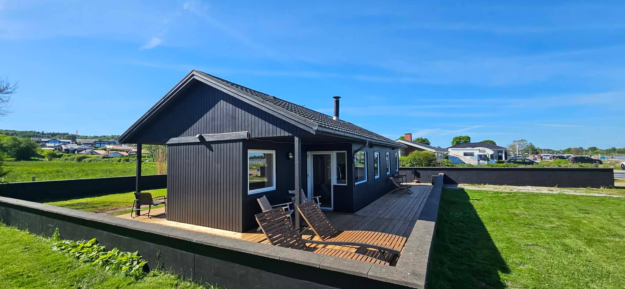 Nyrenoveret strandhus med unik beliggenhed billede 2