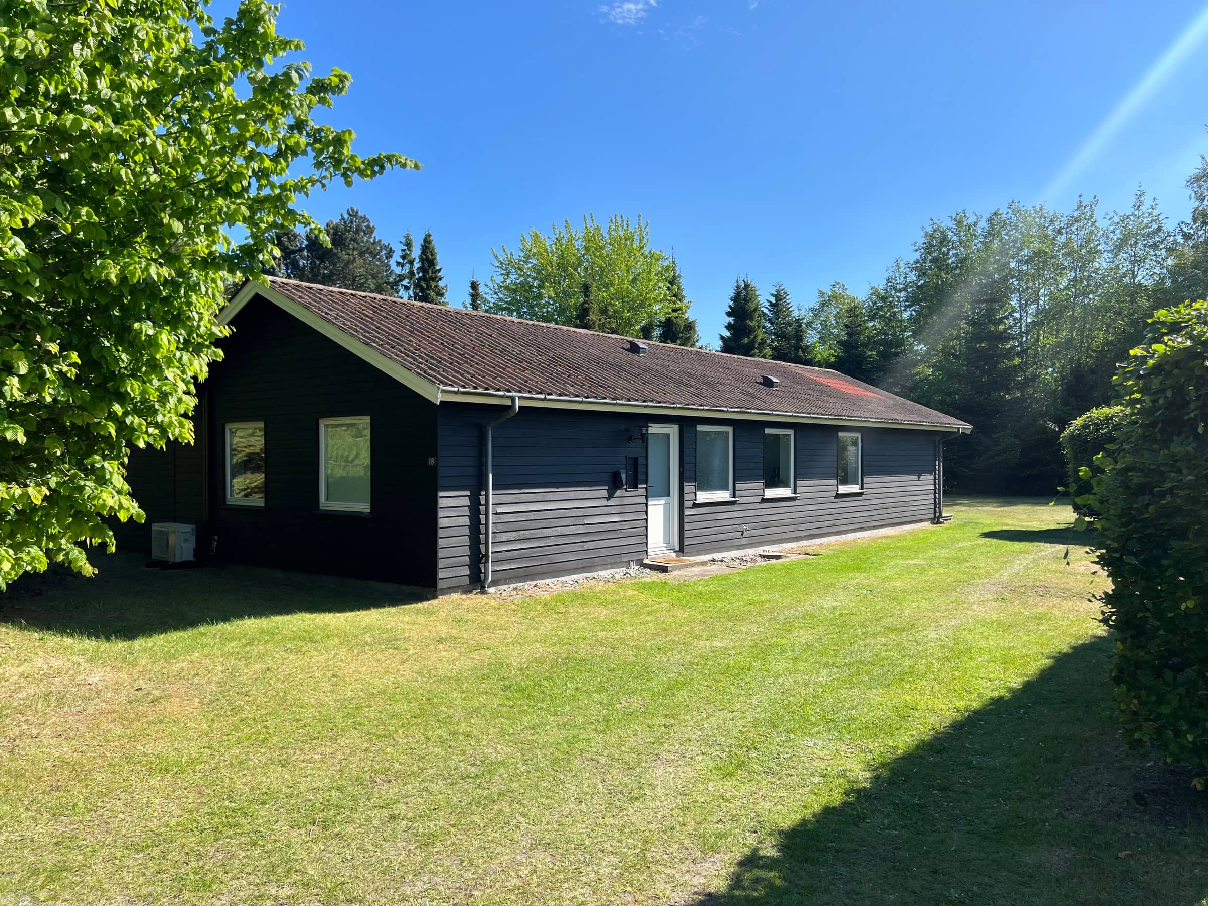 Skønt nyrenoveret sommerhus med udespa billede 2