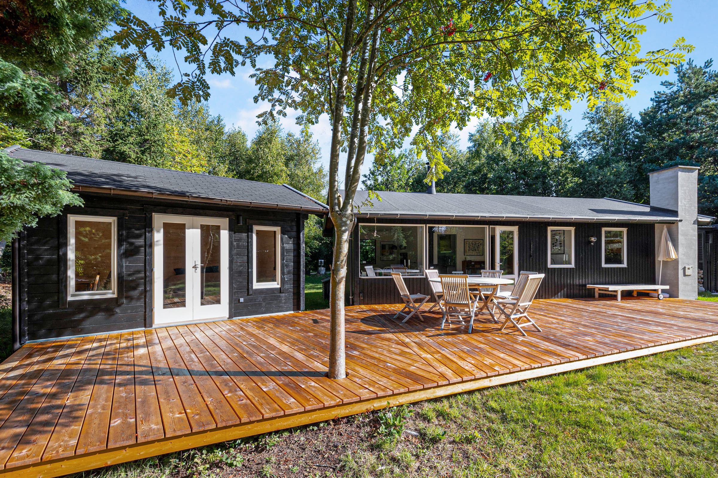 Natursmukt sommerhus nær skov og strand - billede 1