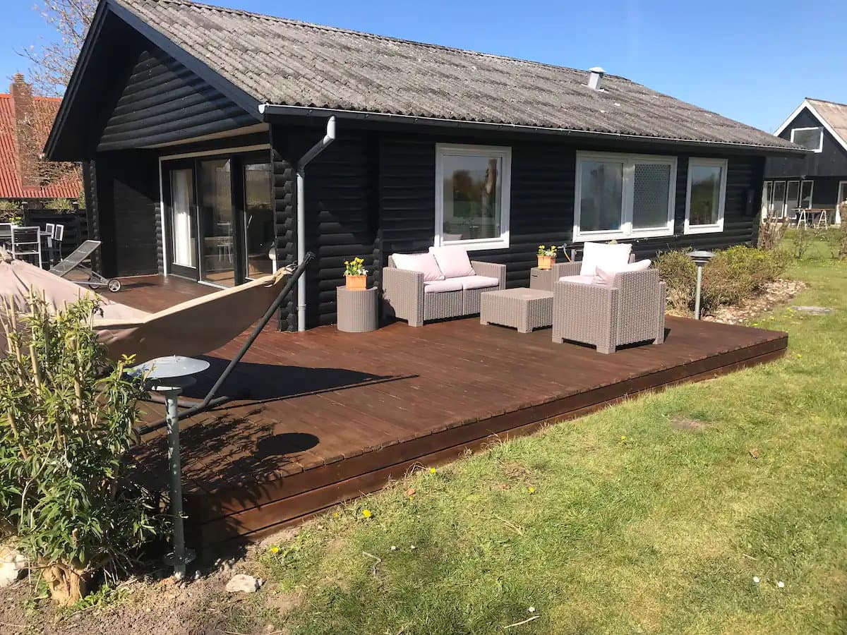 Roligt beliggende sommerhus tæt ved vandet - billede 1