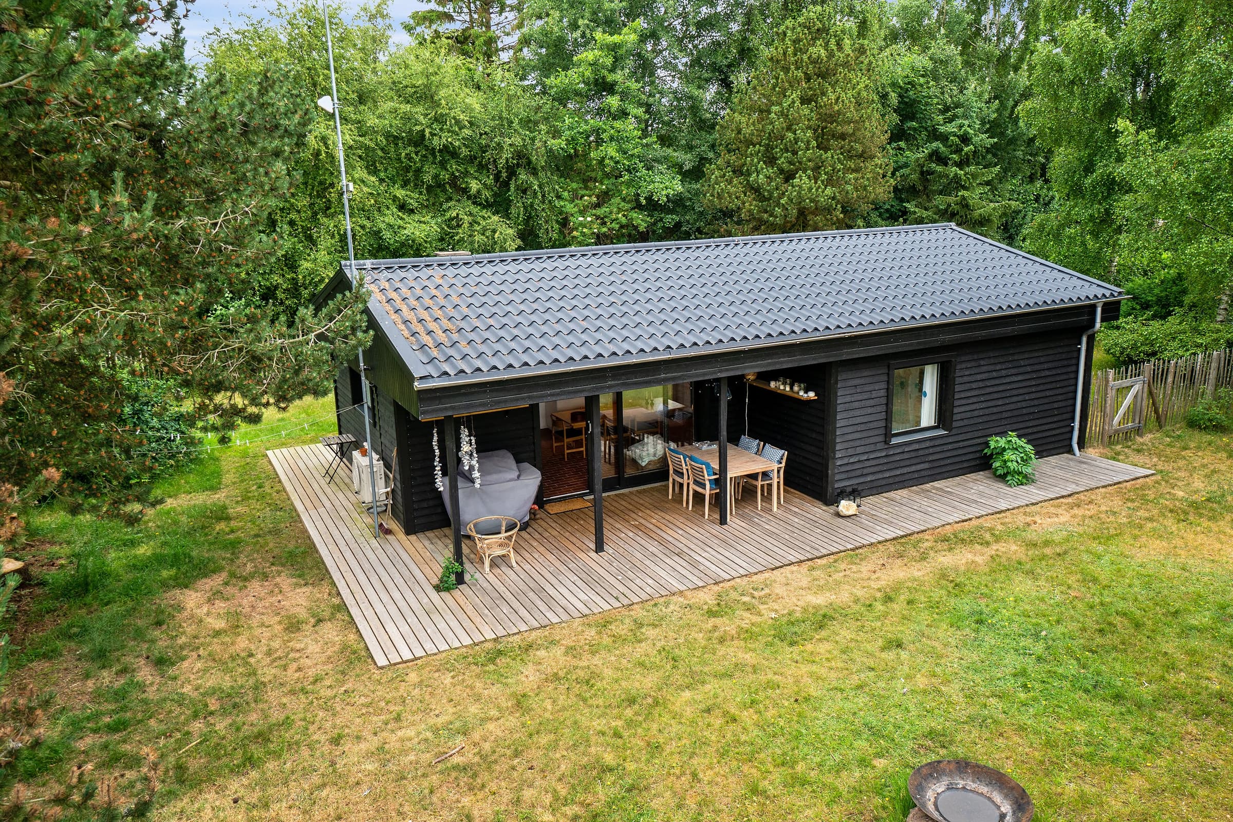 Idyllisk sommerhus nær smuk sandstrand - billede 1