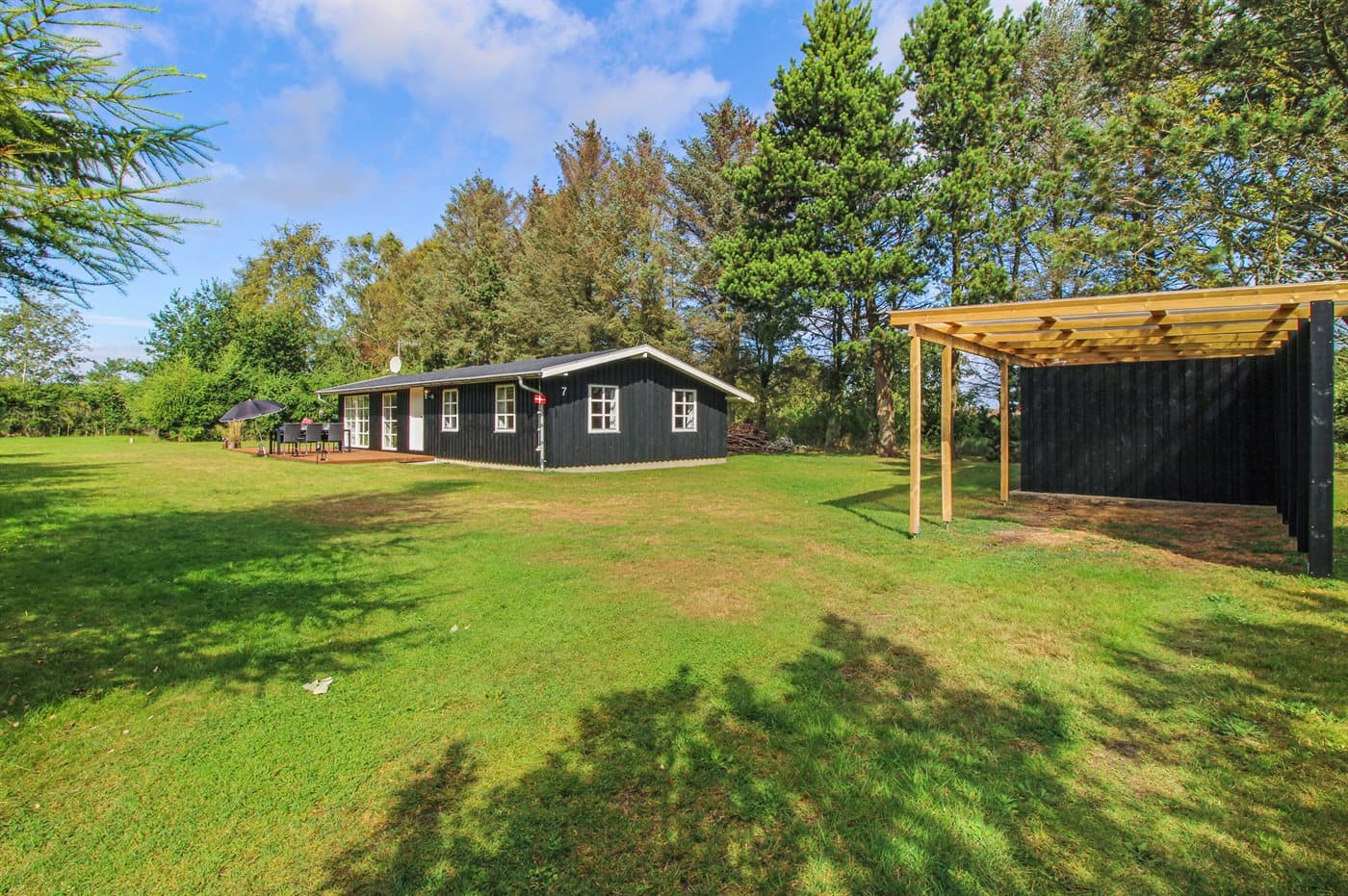 Charmerende sommerhus tæt på vand - billede 1