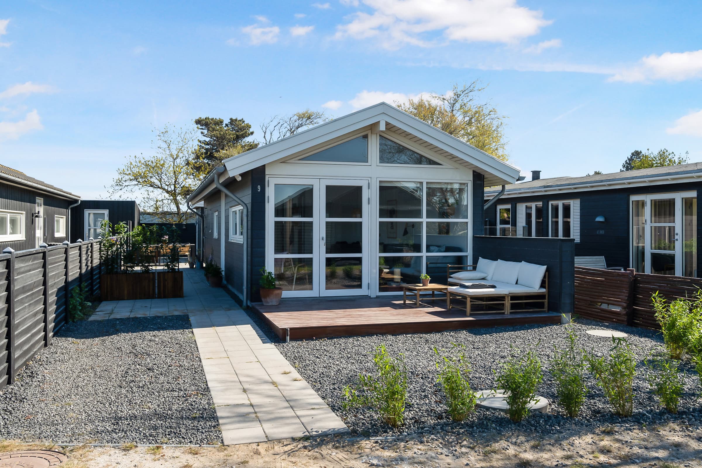 Lækkert sommerhus et stenkast fra vandkanten - billede 1