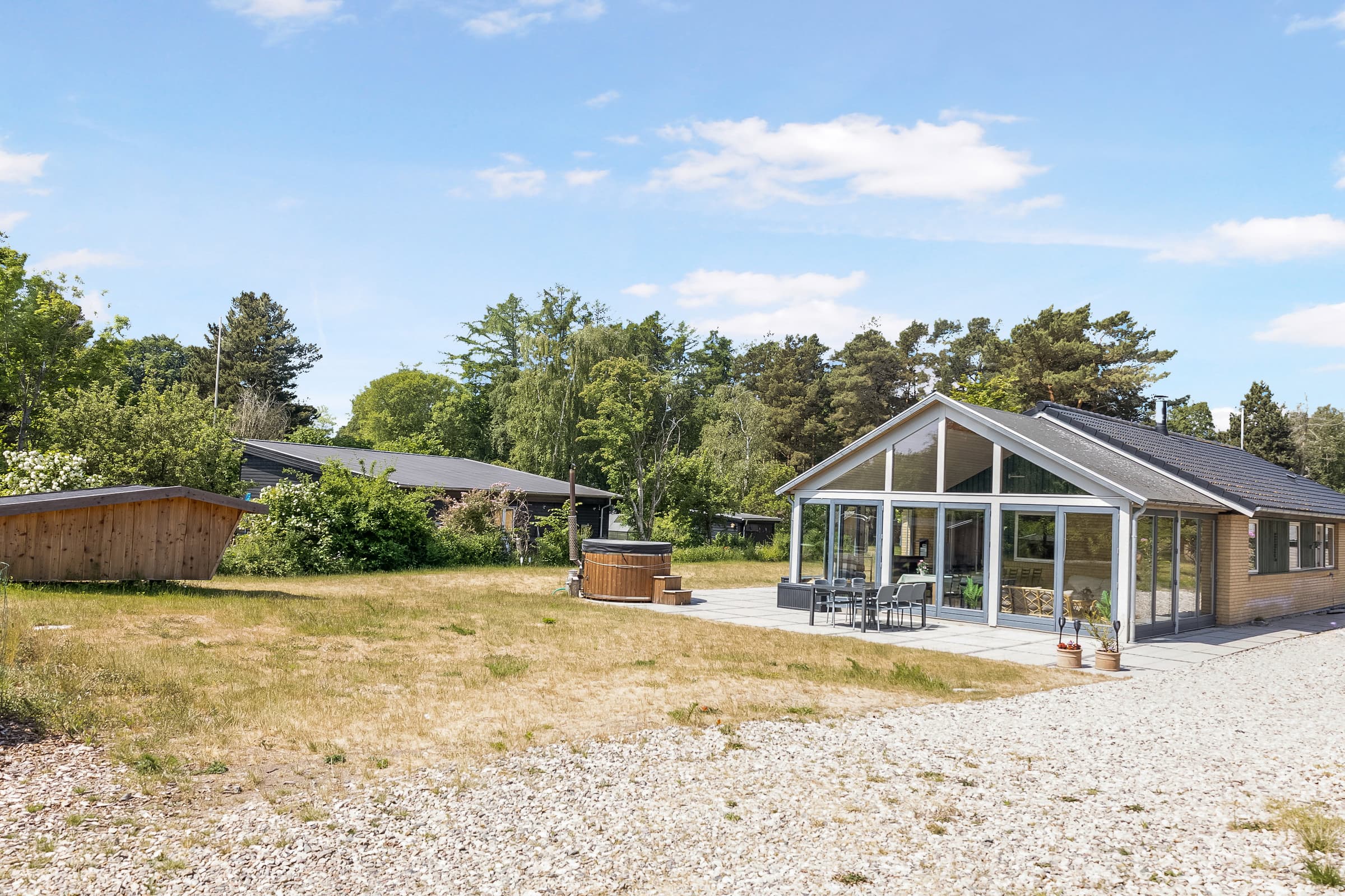 Stort sommerhus med vildmarksbad og shelter - billede 1
