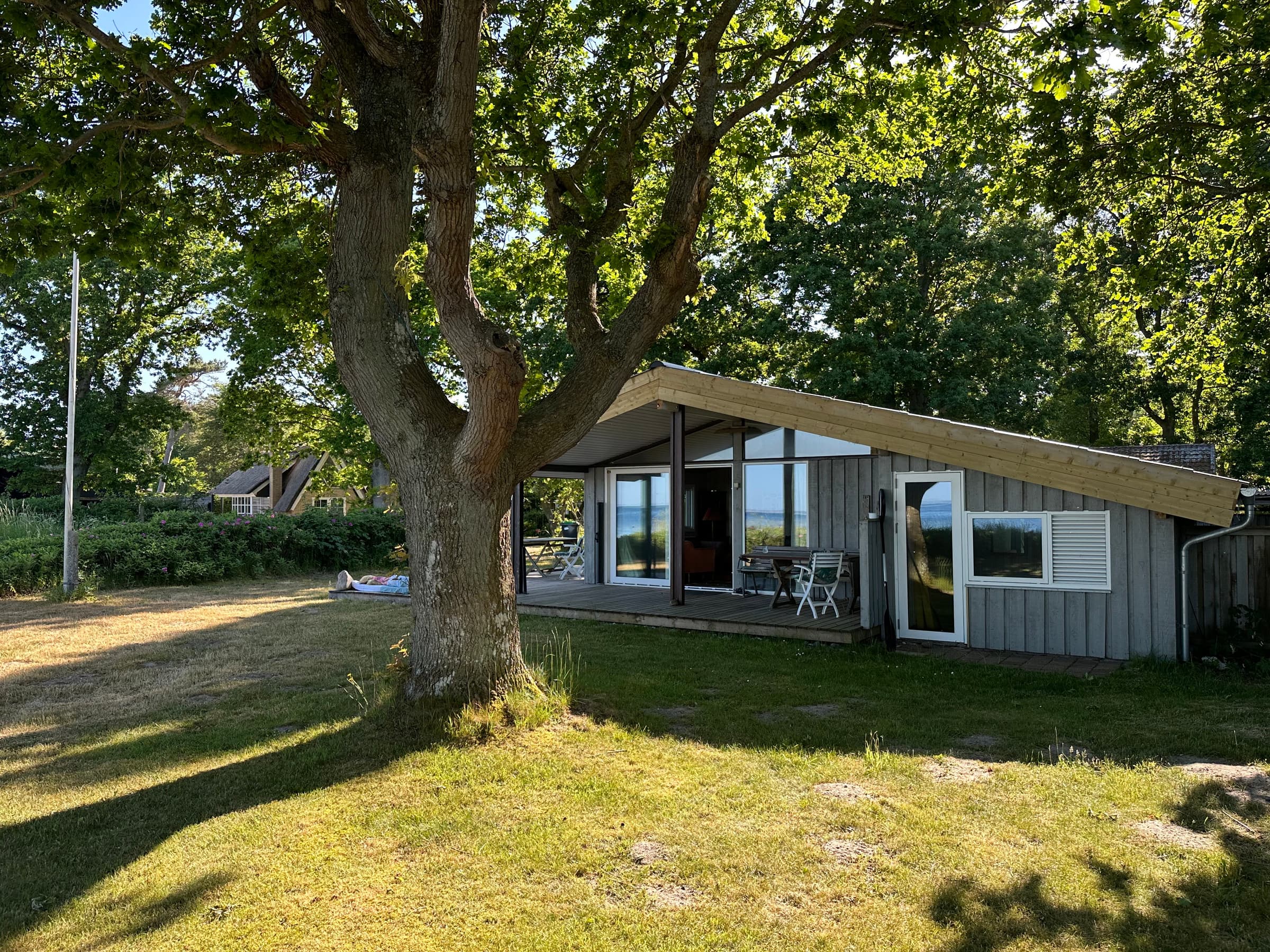 Skønt sommerhus i 1. række til fin strand - billede 1