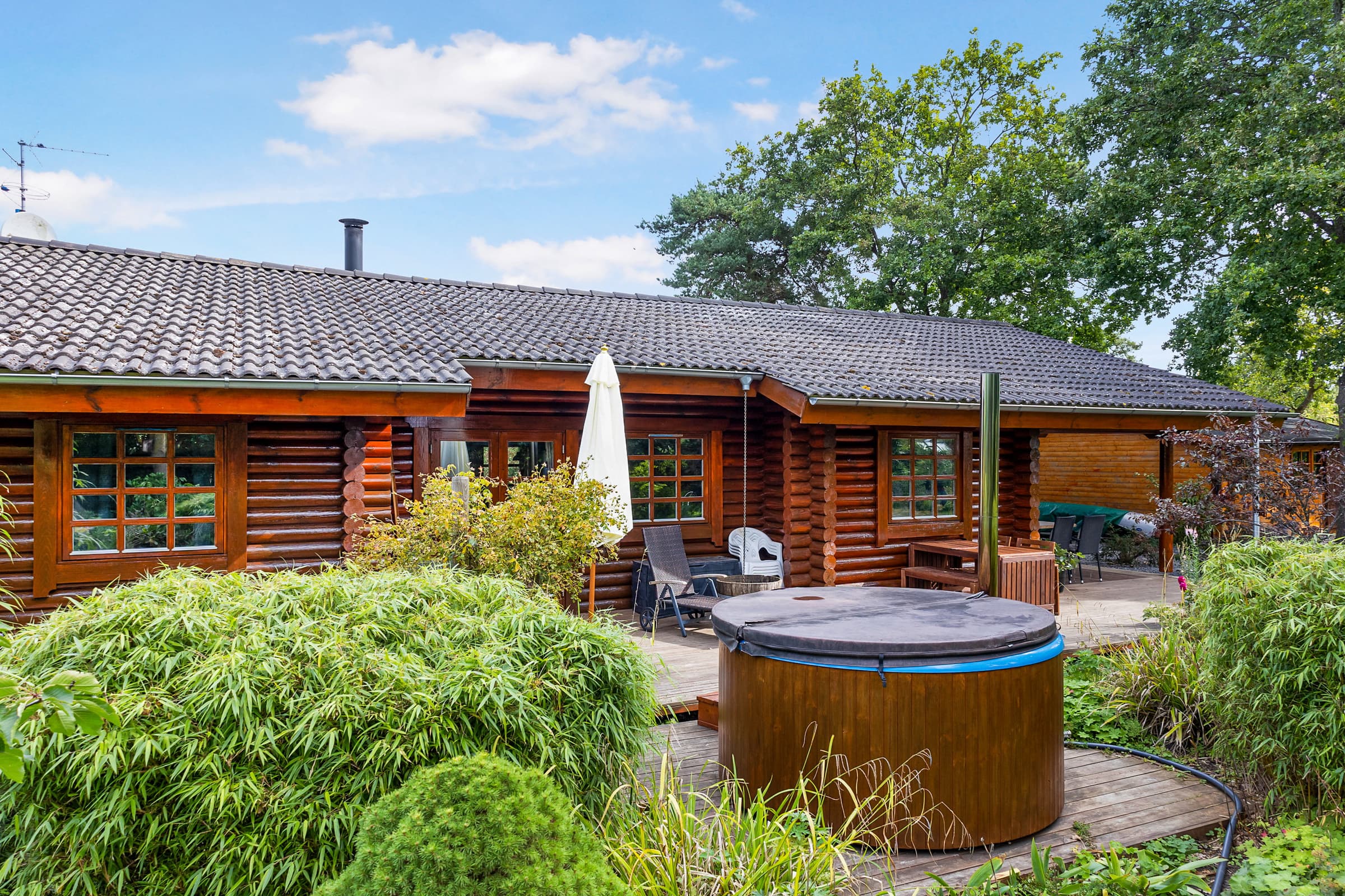 Charmerende sommerhus med vildmarksbad - billede 1