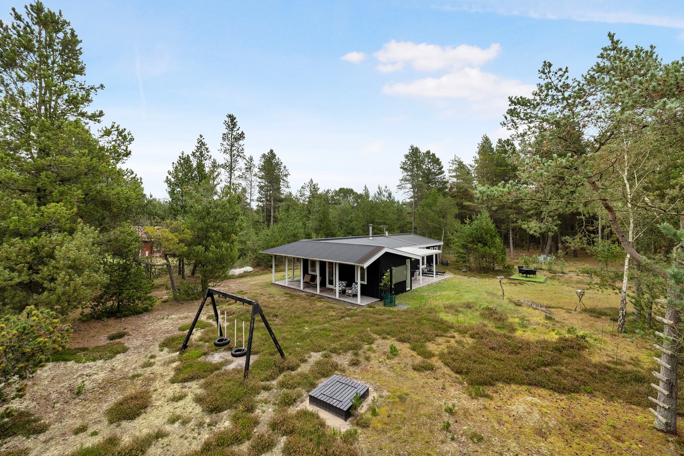 Skønt sommerhus med idyllisk skovbeliggenhed - billede 1
