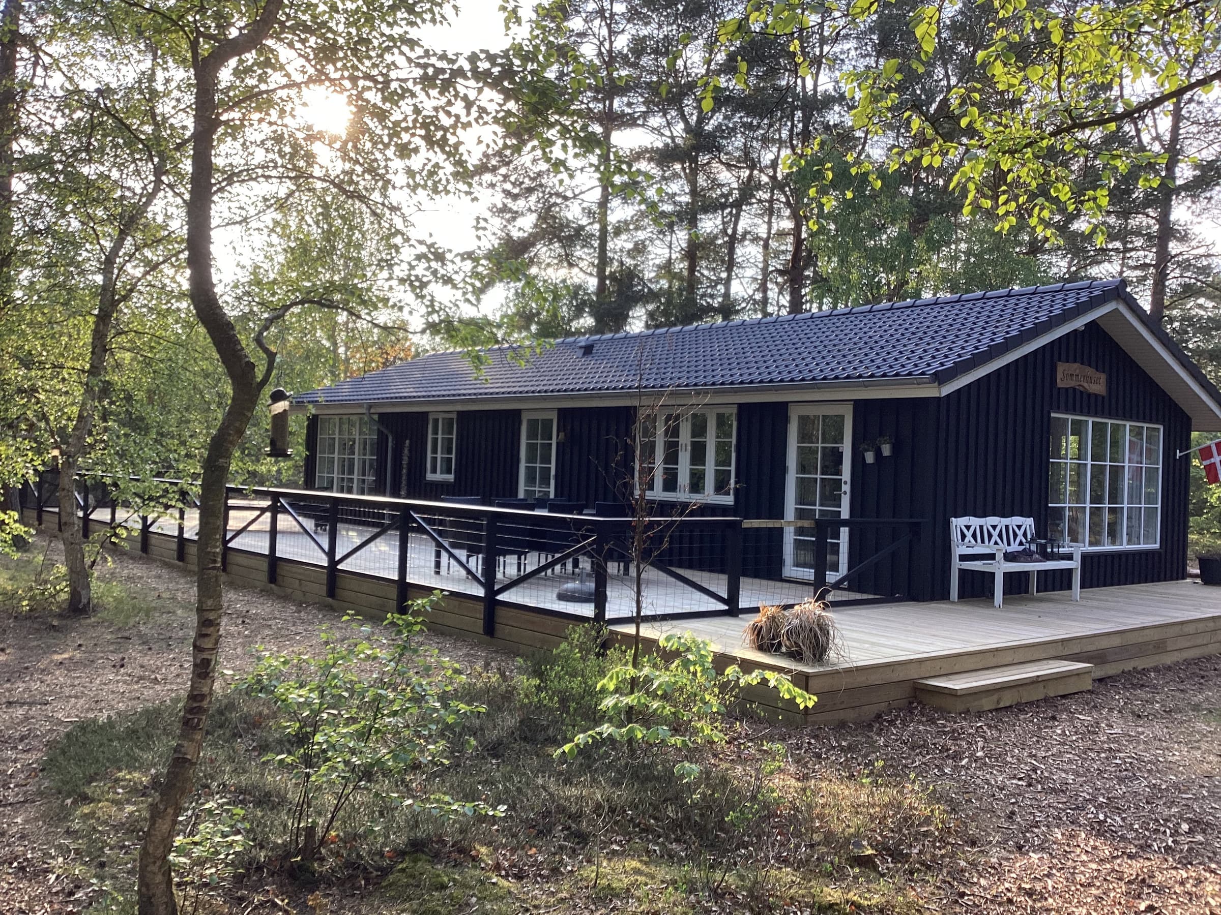 Sommerhuset, midt i skoven tæt på vandet. - billede 1