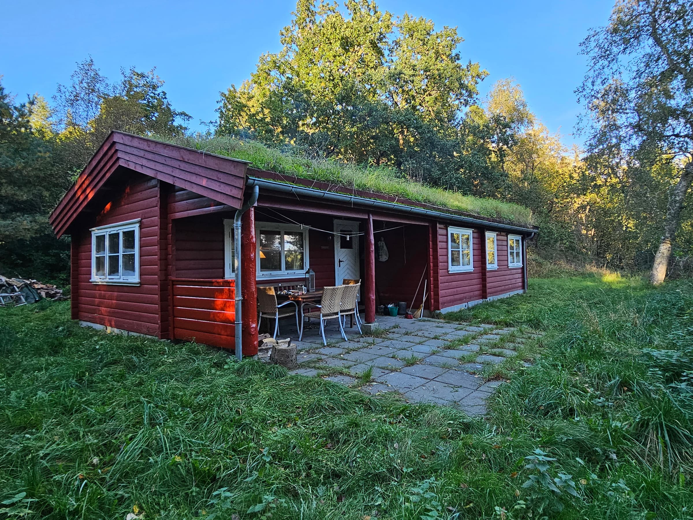 Charmerende, ældre sommerhus i naturen - billede 1