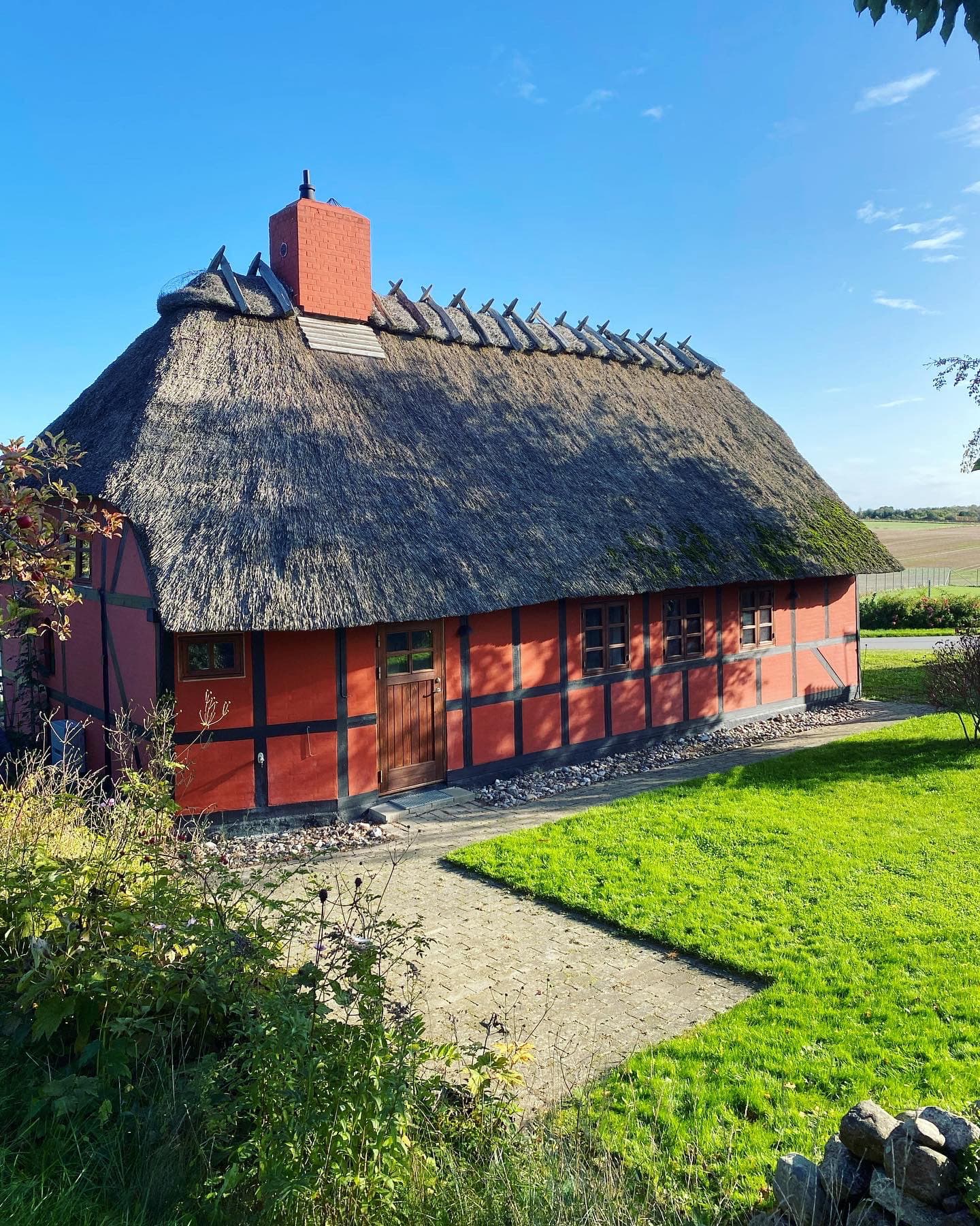 Charmerende sommerhus i bedste HC. Andersen stil - billede 1