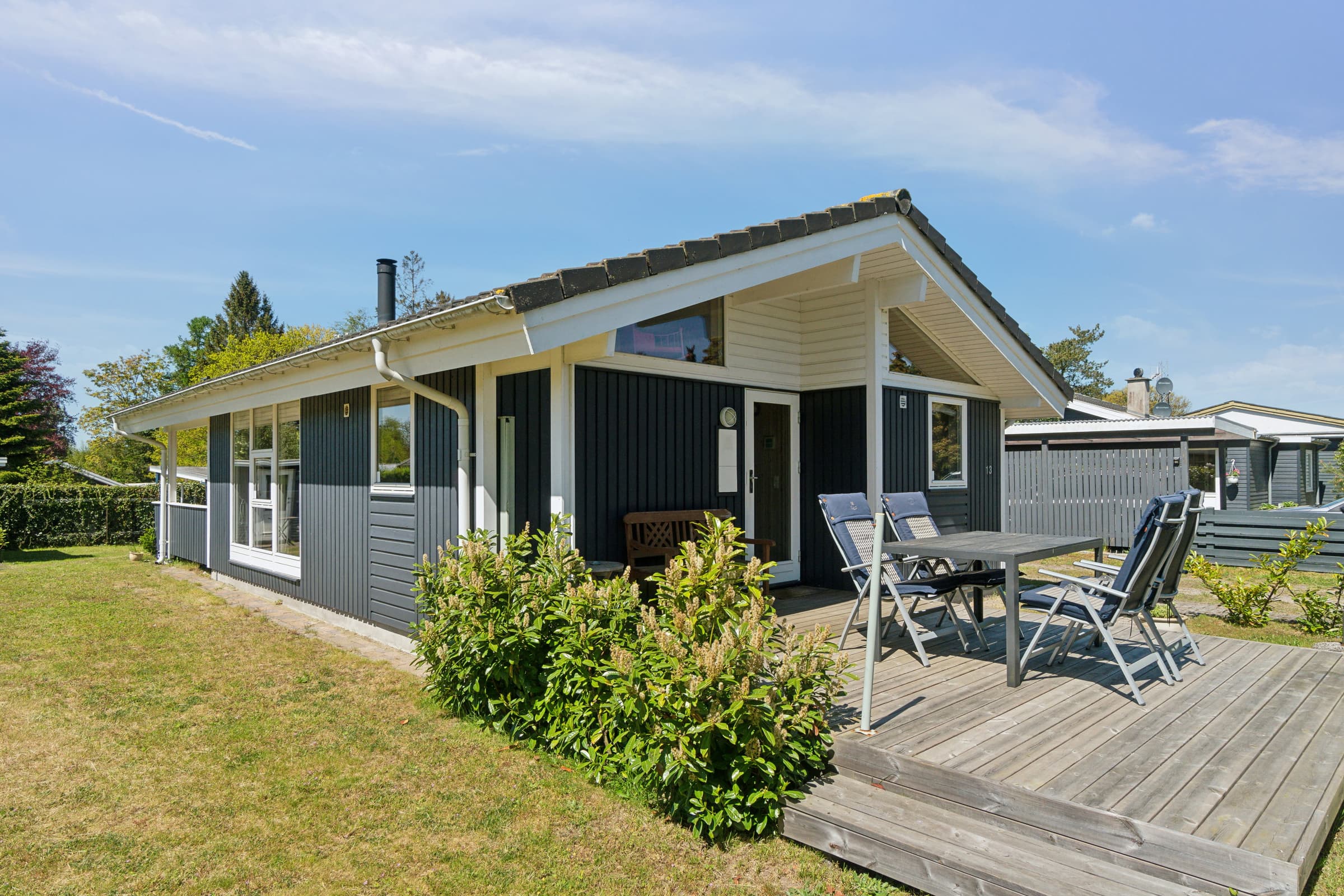 Hyggeligt sommerhus tæt på Marielyst strand  - billede 1
