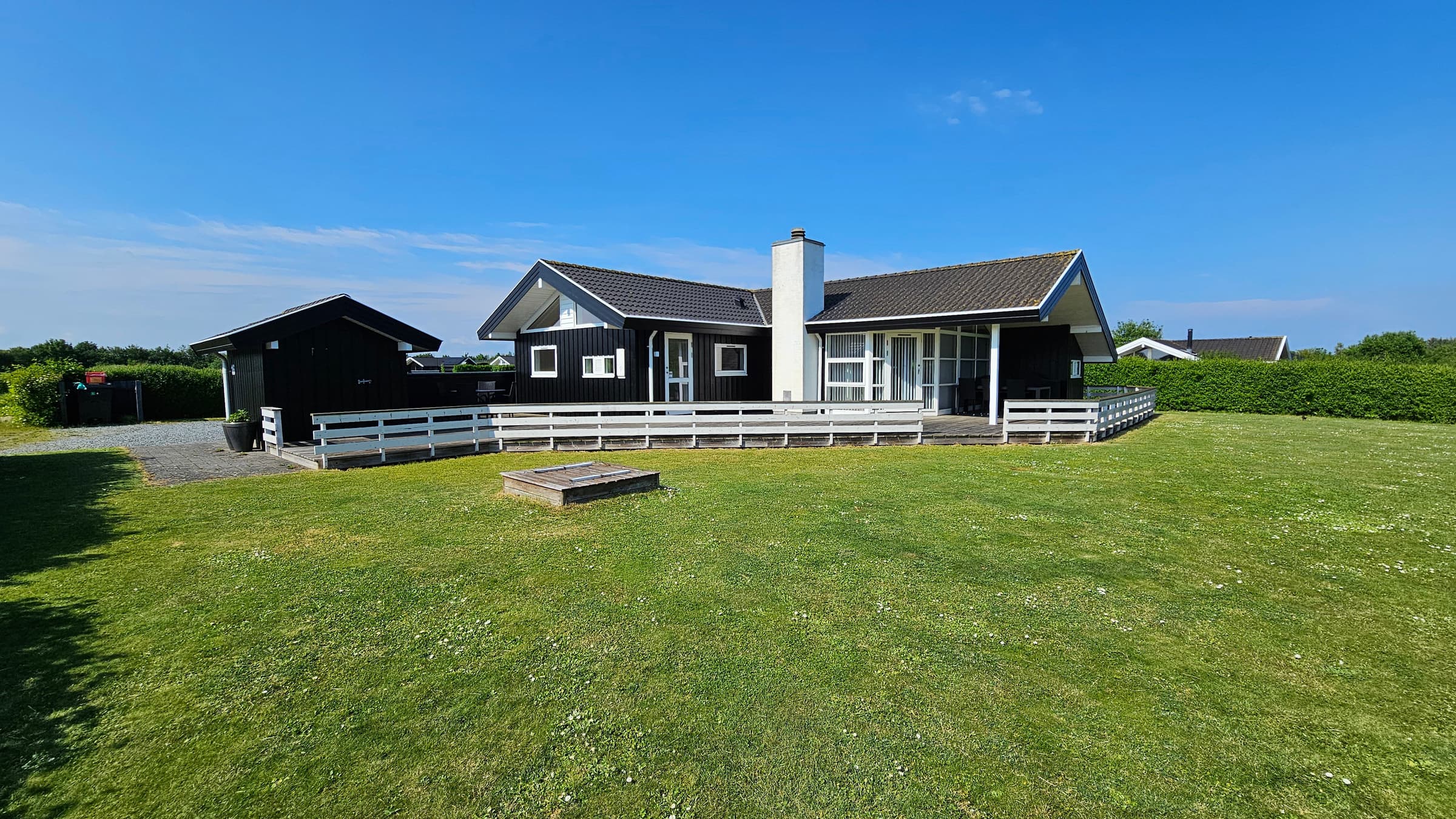 Hyggeligt og moderne sommerhus med alt i udstyr - billede 1