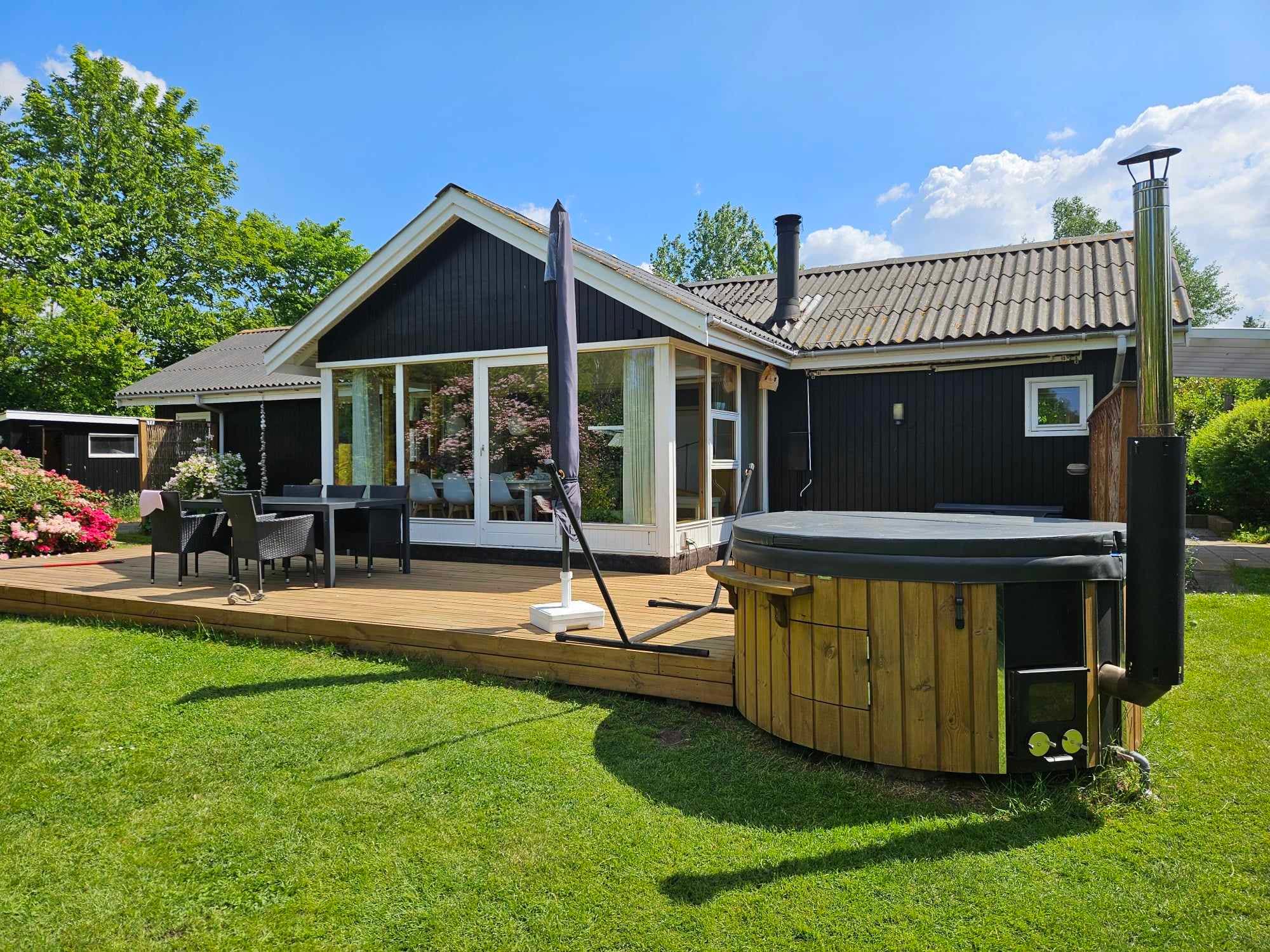 Hyggeligt sommerhus med vildmarksbad - billede 1