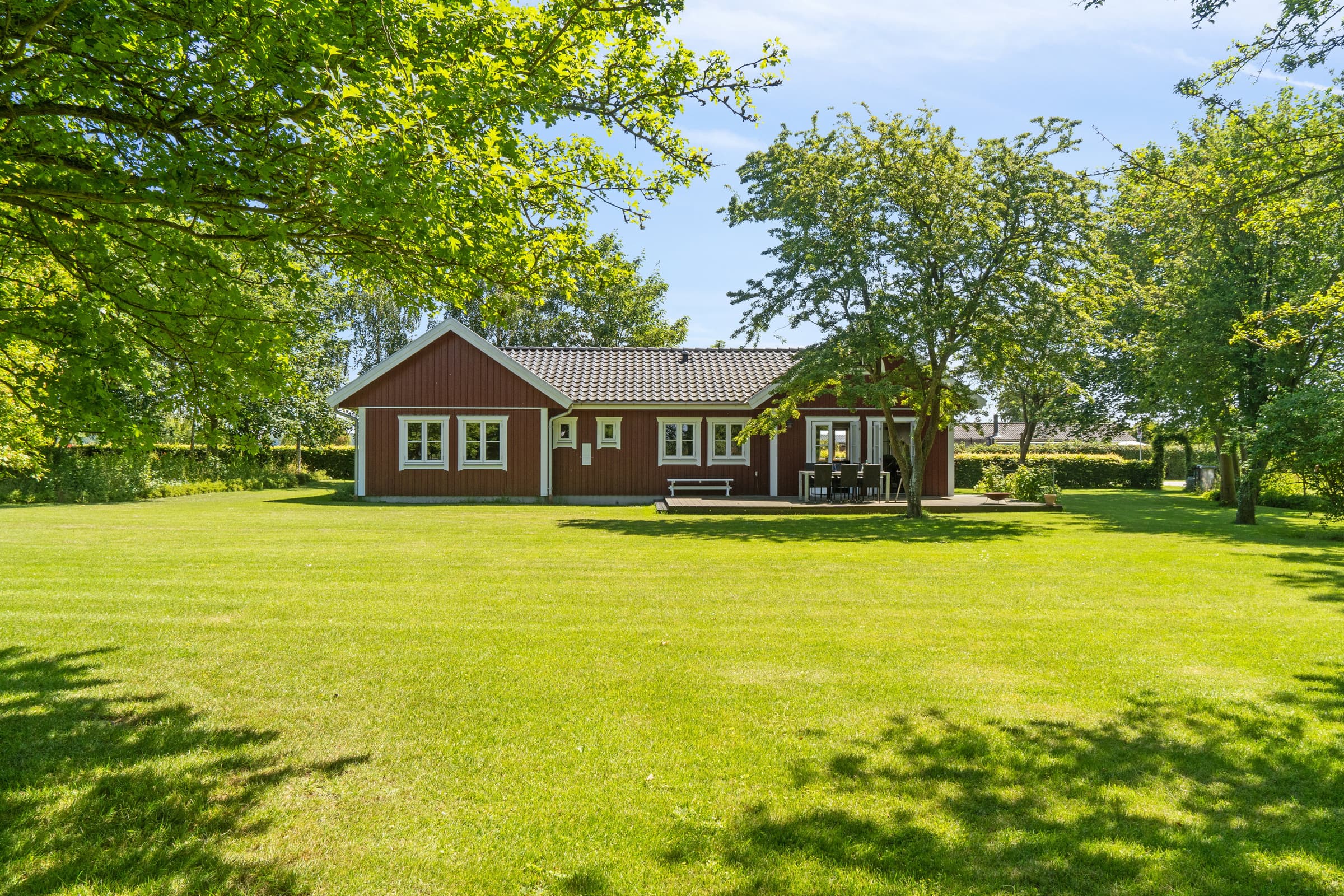 Lyst sommerhus nær havet på stor naturgrund - billede 1