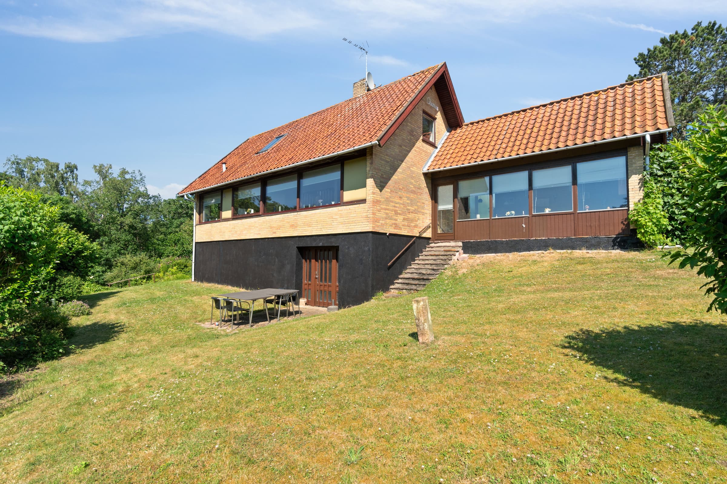 Hyggeligt hus op til skov, kyst og klippestrand - billede 1
