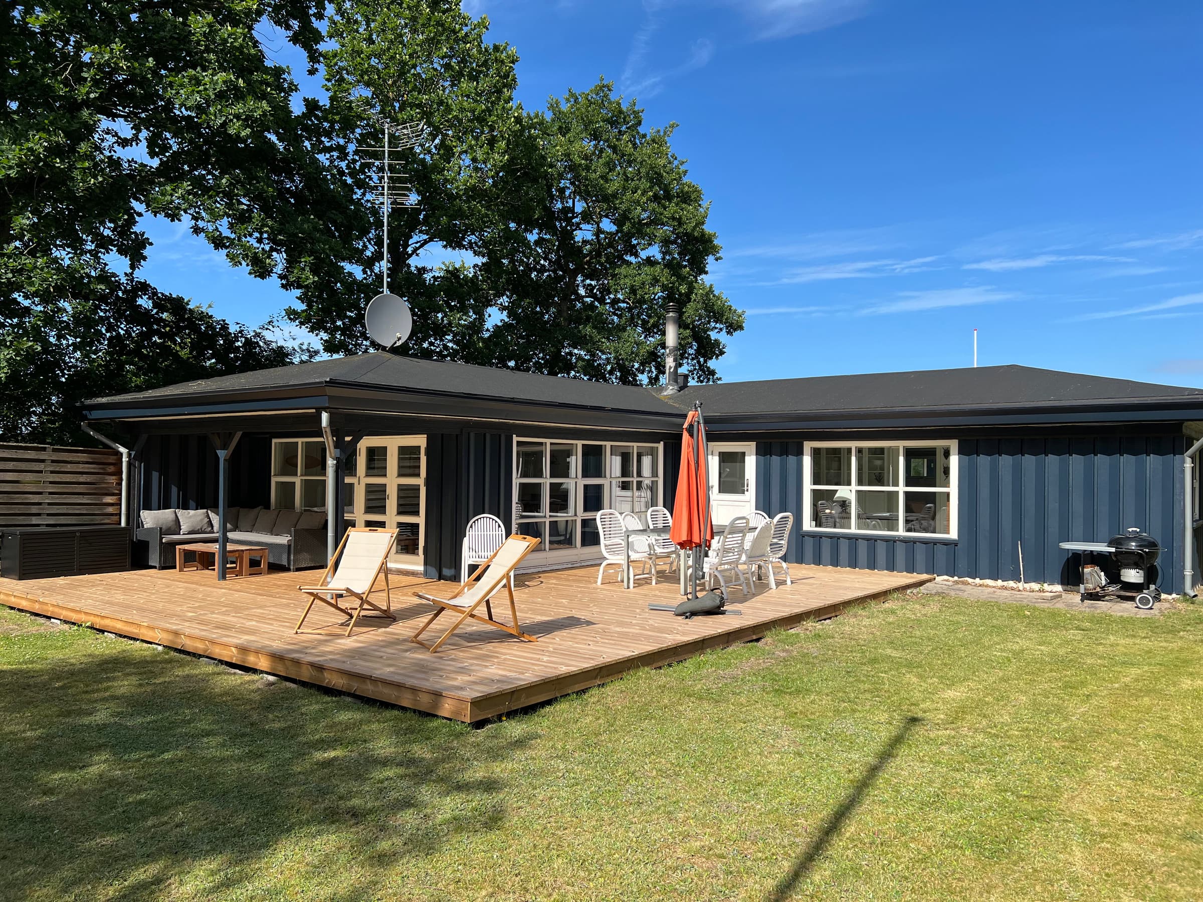 Skønt sommerhus på ugeneret grund 200m fra strand - billede 1