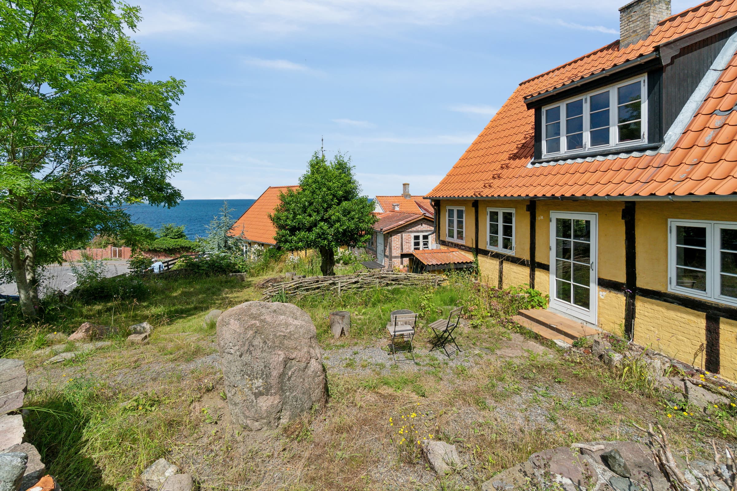 Smukt beliggende hus i Vang med havudsigt og pejs - billede 1