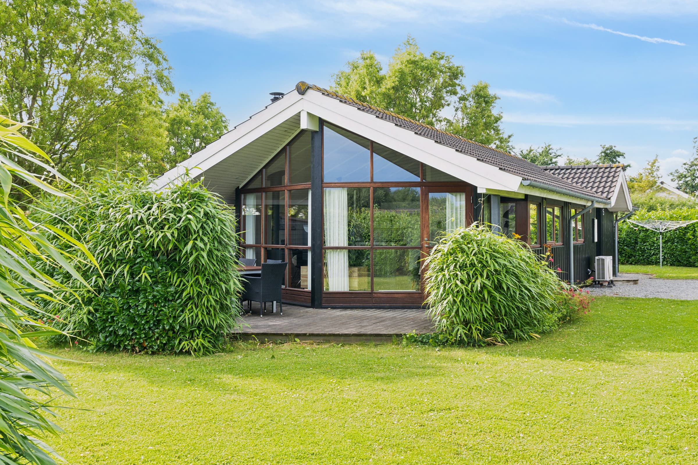 Velindrettet sommerhus ved Skovmose på Als - billede 1