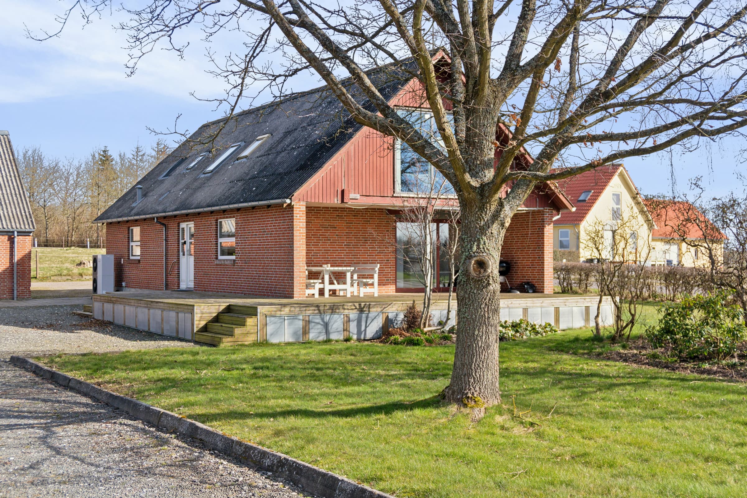 Totalrenoveret hus med udsigt og stor terrasse - billede 1