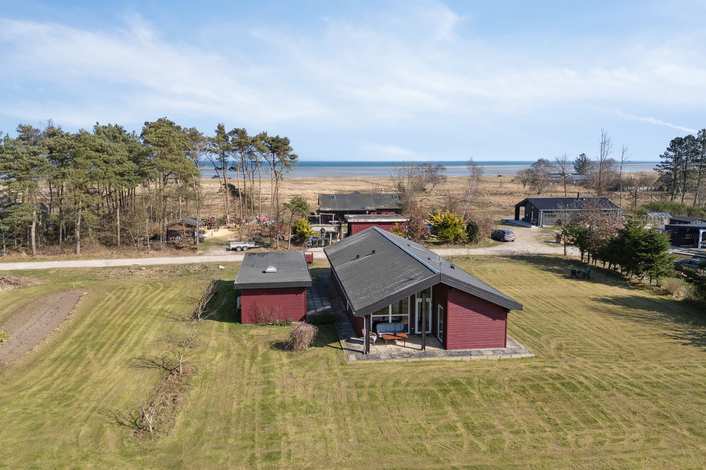 Dejlig lyst sommerhus i skøn natur tæt ved strand - billede 1