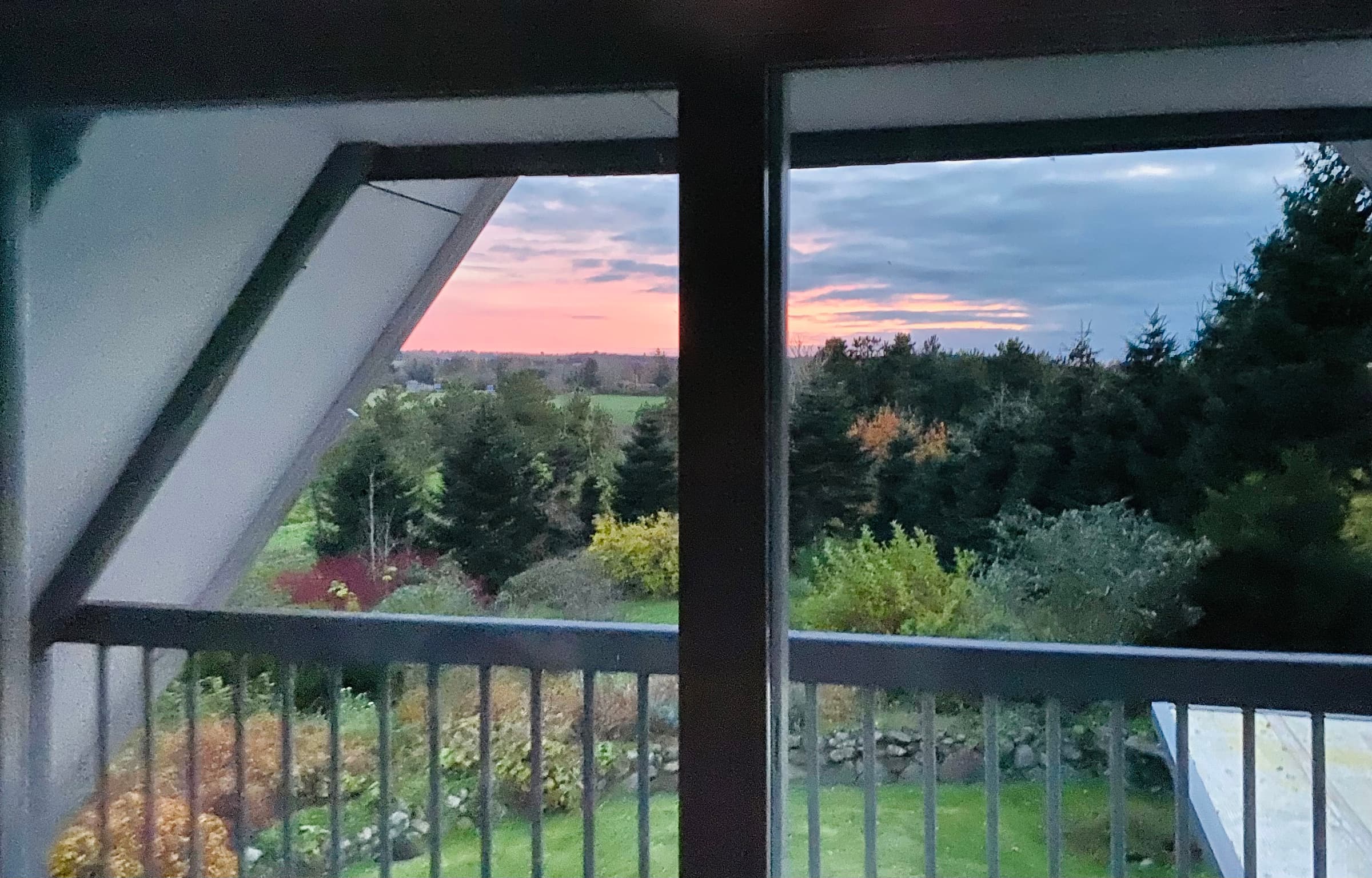 Fredeligt, nyrenoveret sommerhus ved fjorden - billede 1