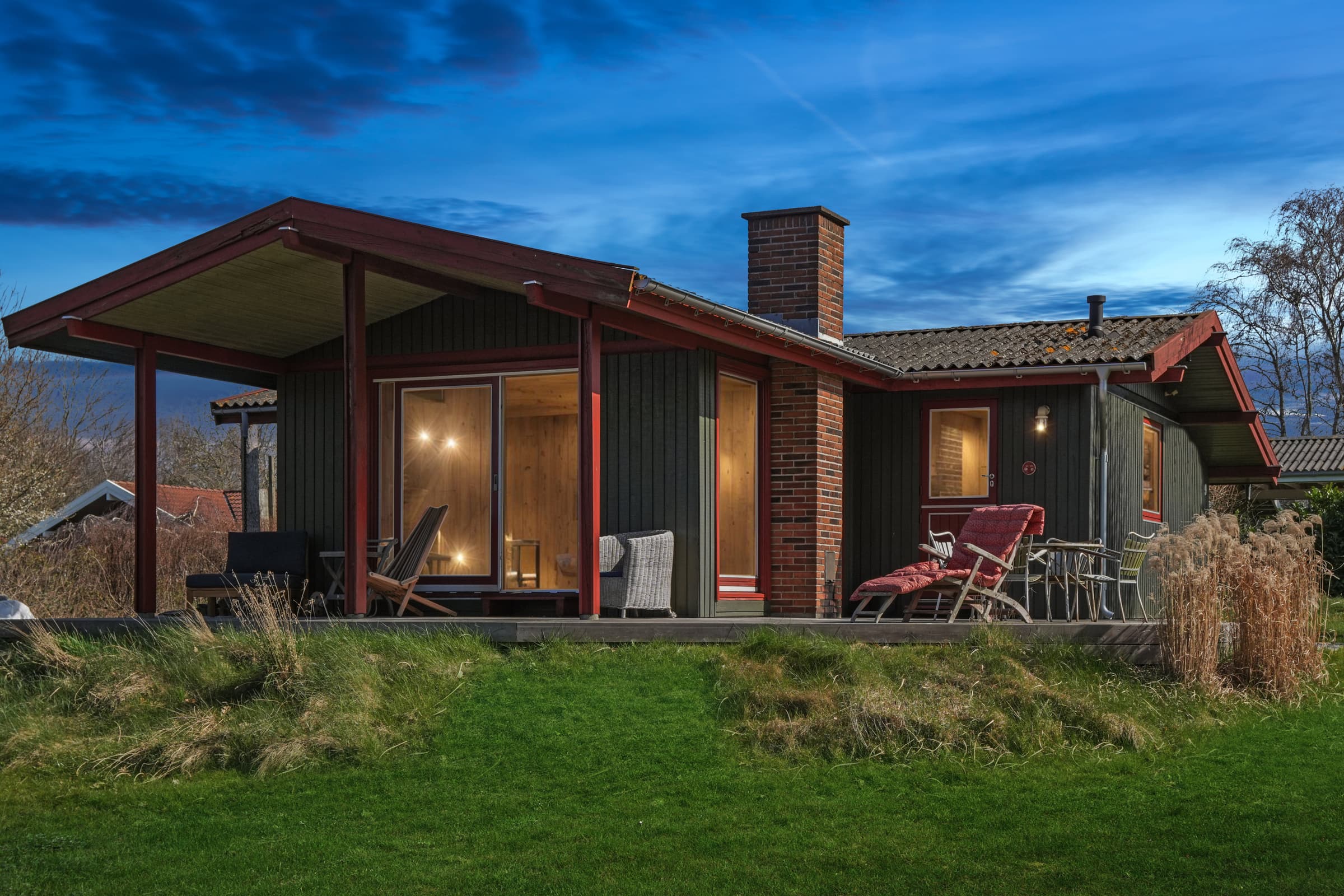 Hyggeligt sommerhus med dejlig udsigt. - billede 1
