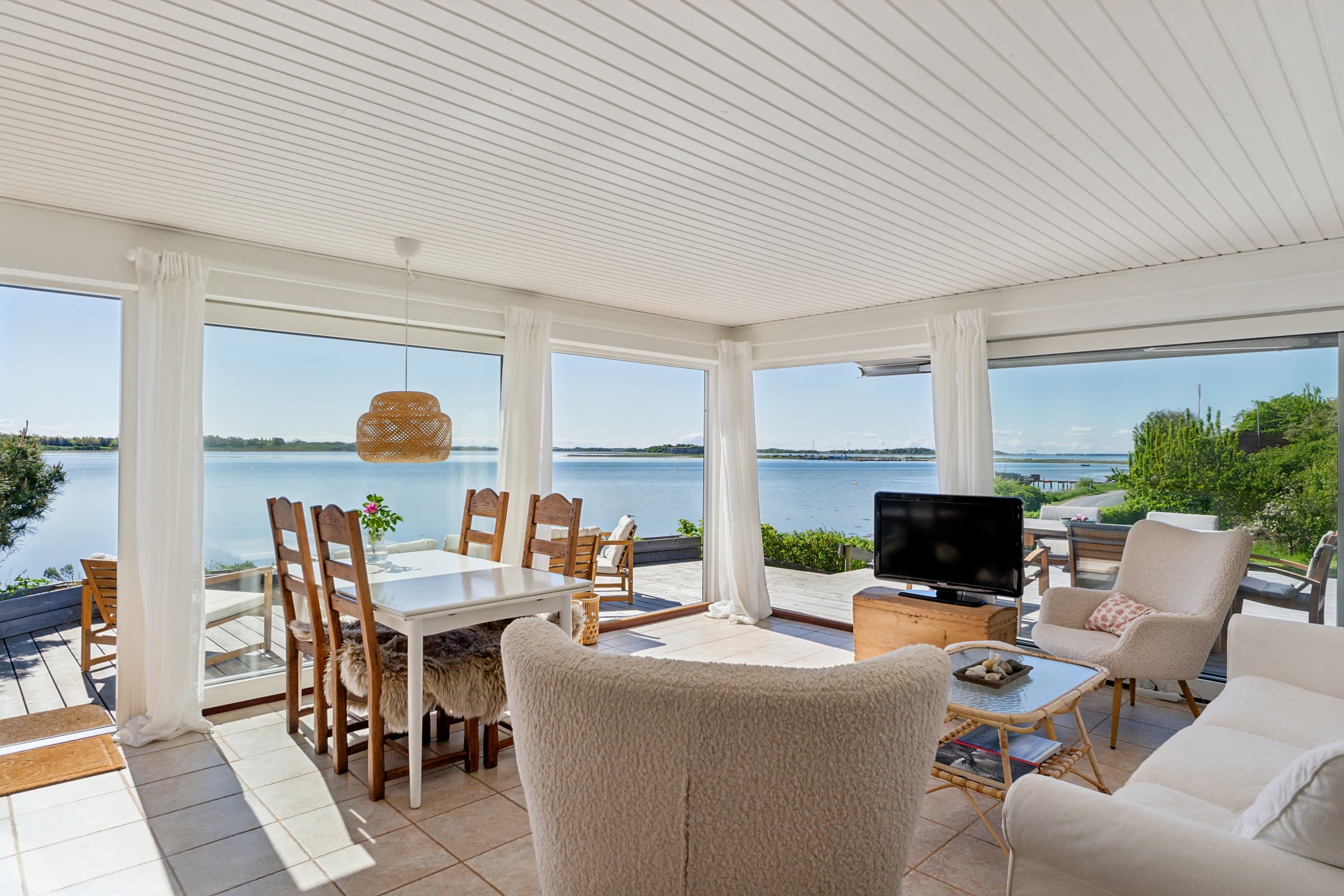 Nyistandsat sommerhus med herlig panoramaudsigt - billede 1