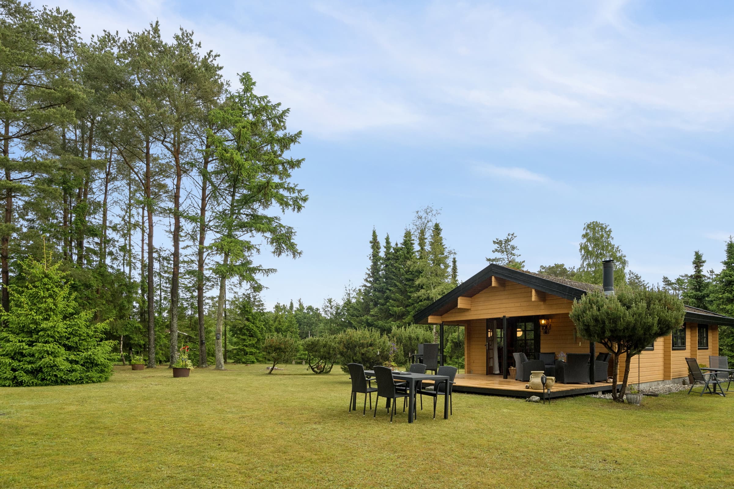 Sommerhusidyl med plads til hygge og eventyr - billede 1