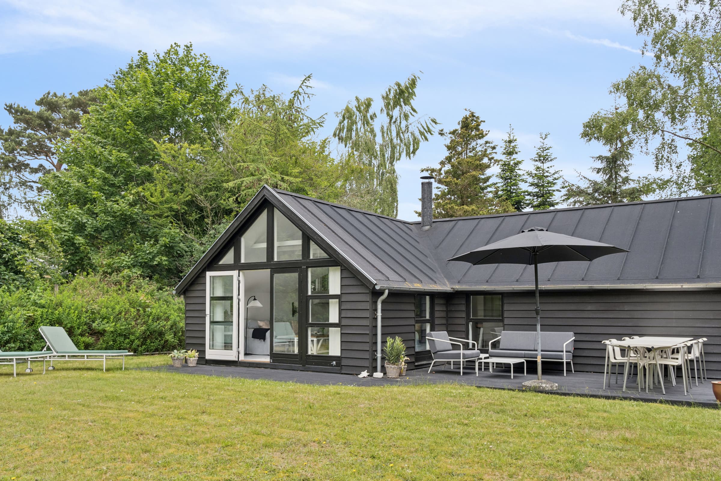 Nyrenoveret sommerhus tæt på strand - billede 1