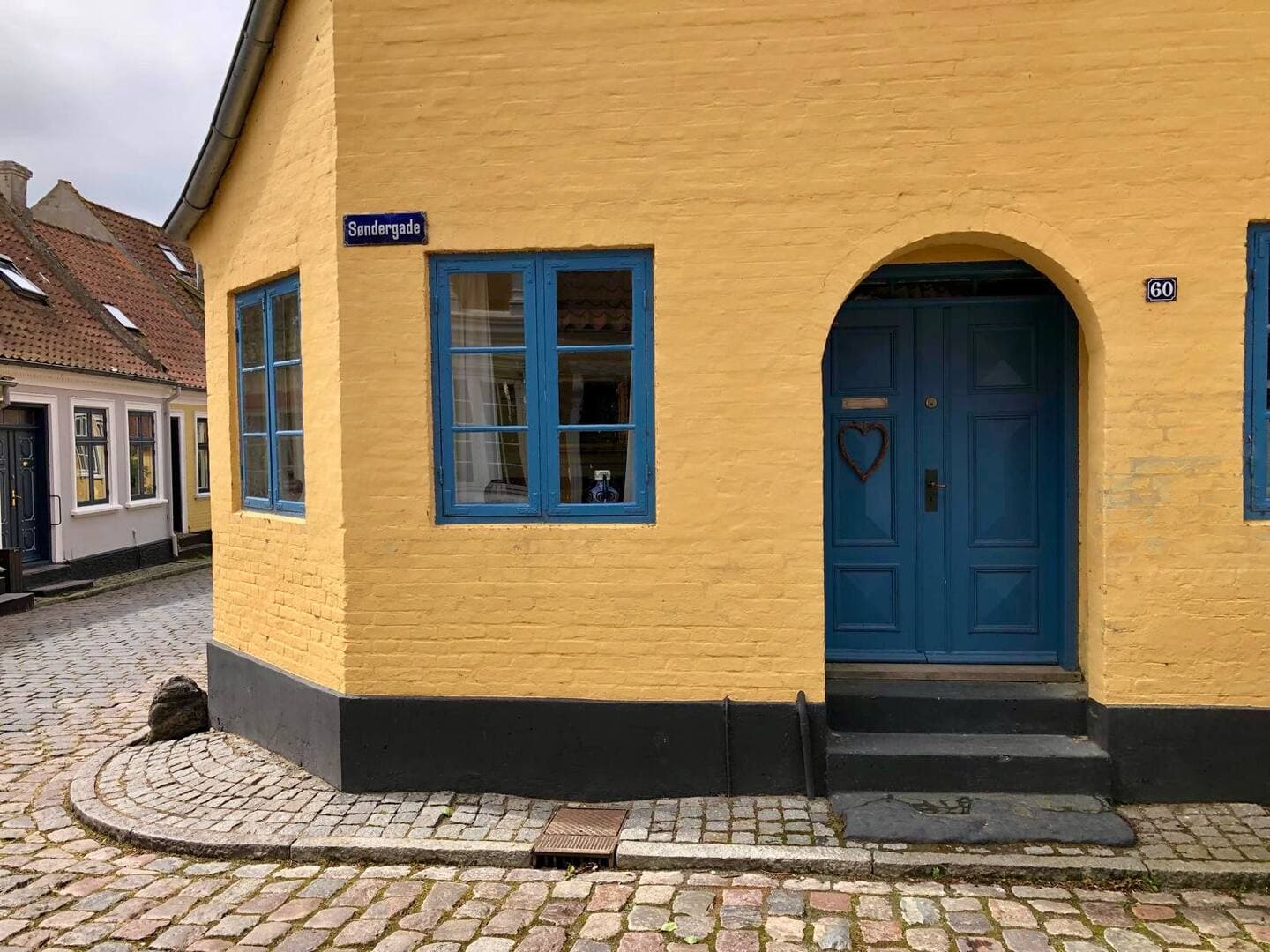 Charmerende byhus tæt på strand og torv - billede 1