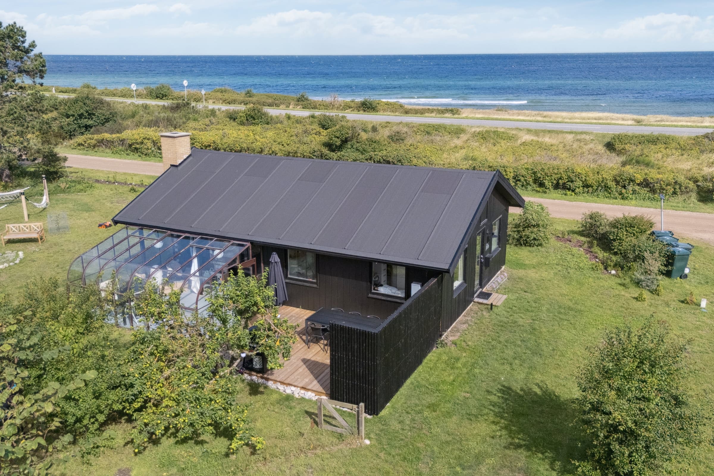 Nyrenoveret feriehus m. havudsigt, 50m fra strand - billede 1