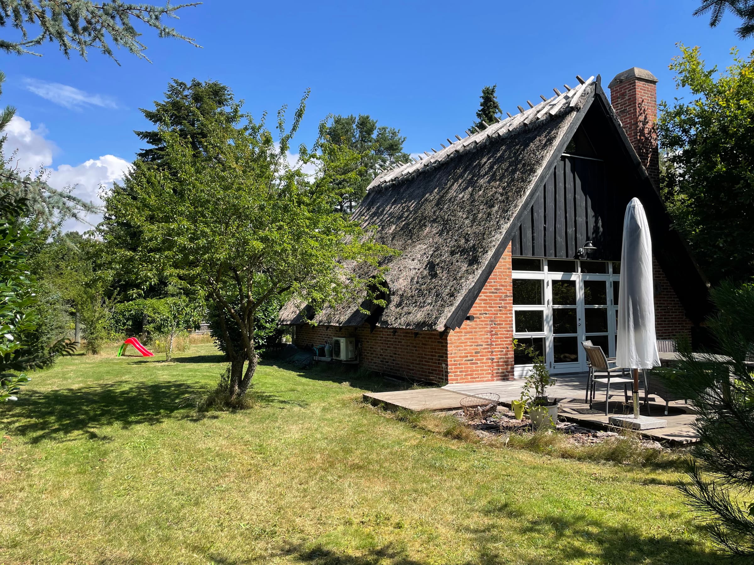 Charmerende sommerhus med stråtag tæt ved vandet - billede 1