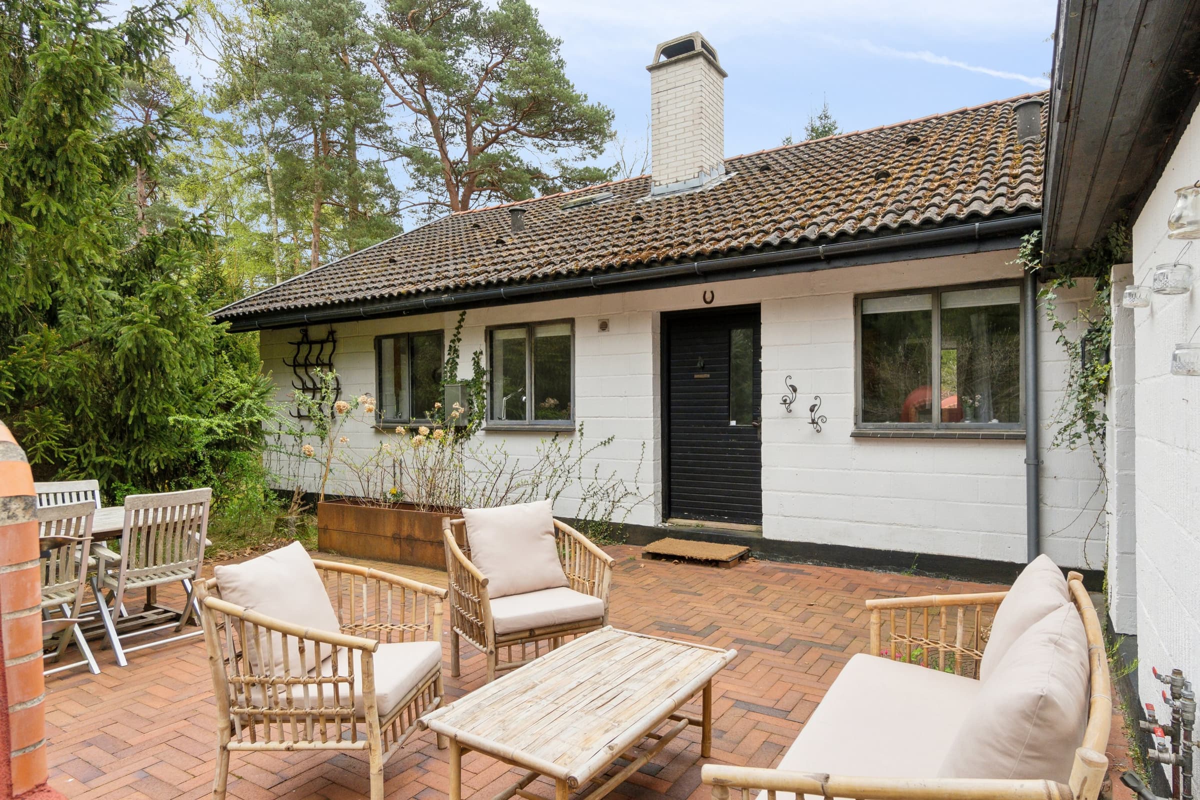 Moderniseret 70'er-sommerhus i skoven nær strand - billede 1