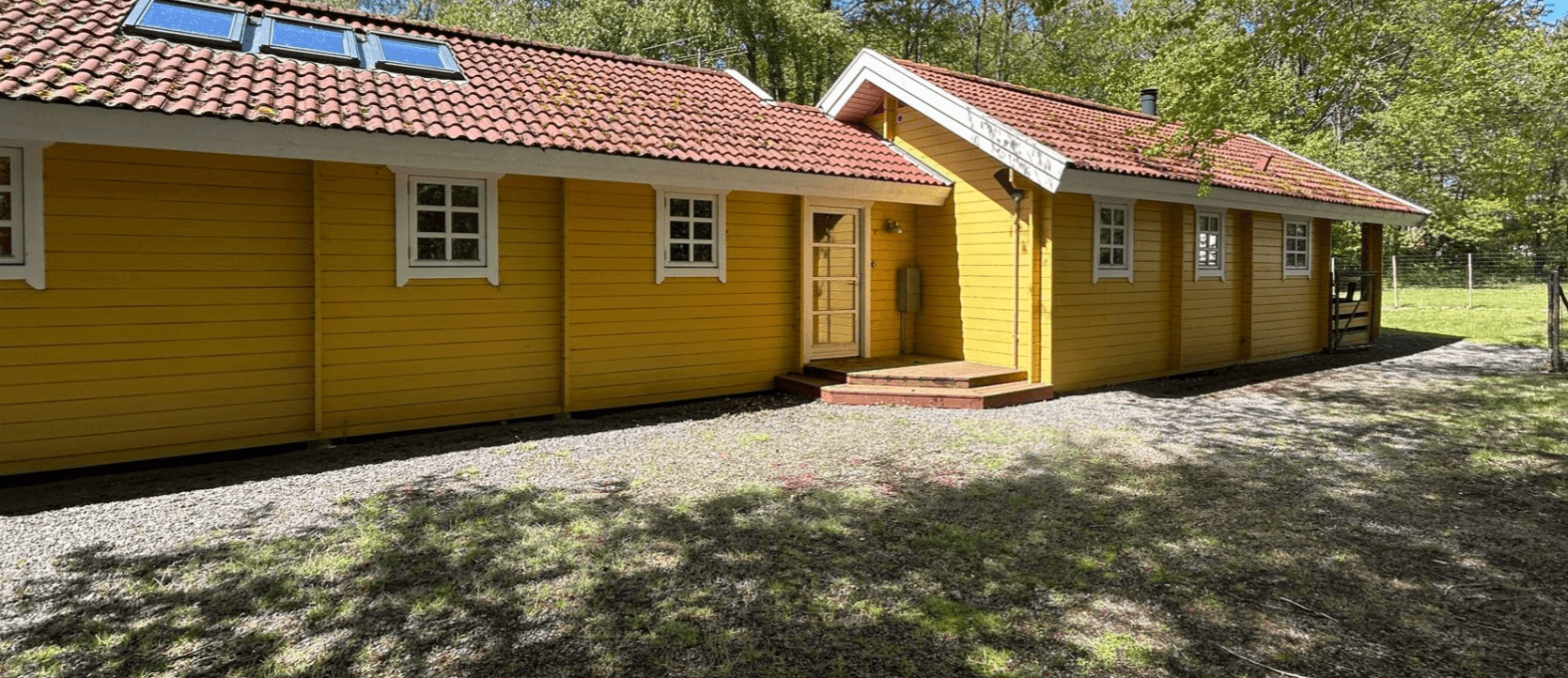 Hyggeligt og moderne sommerhus midt i skoven - billede 1