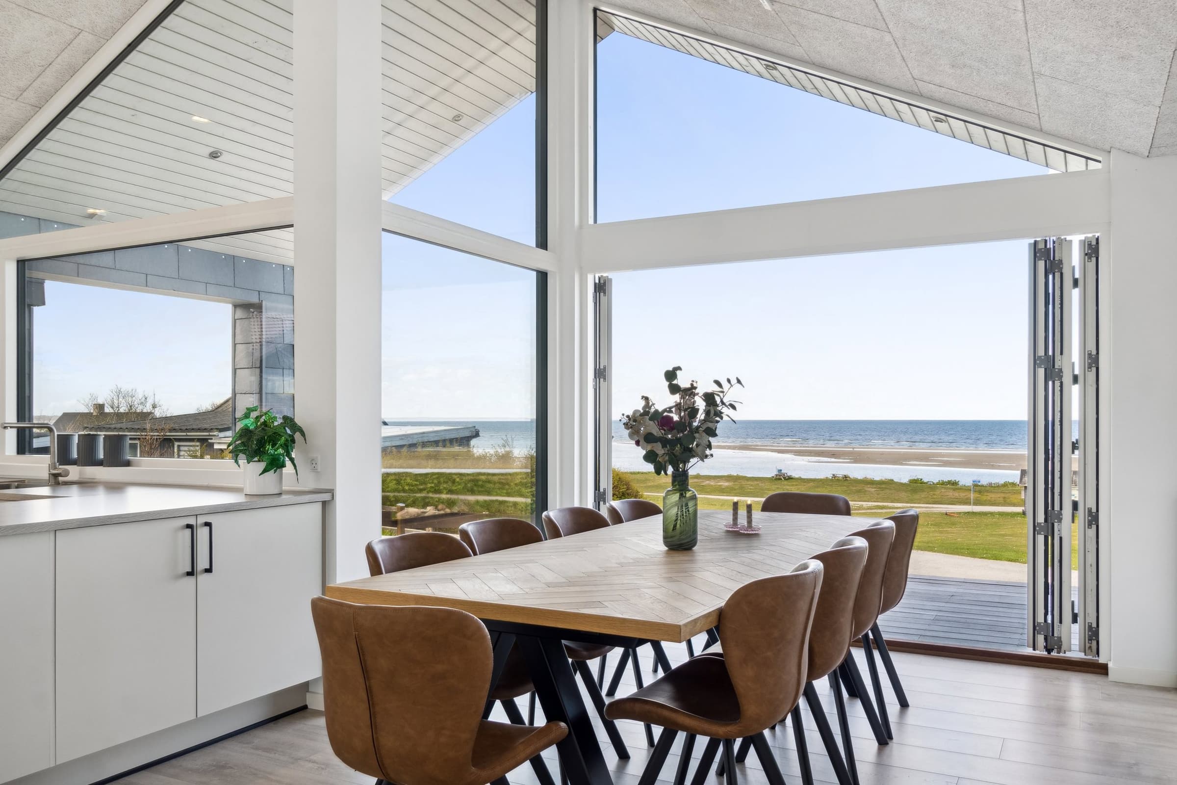Sommerhus helt ud til havet med fantastisk udsigt - billede 1