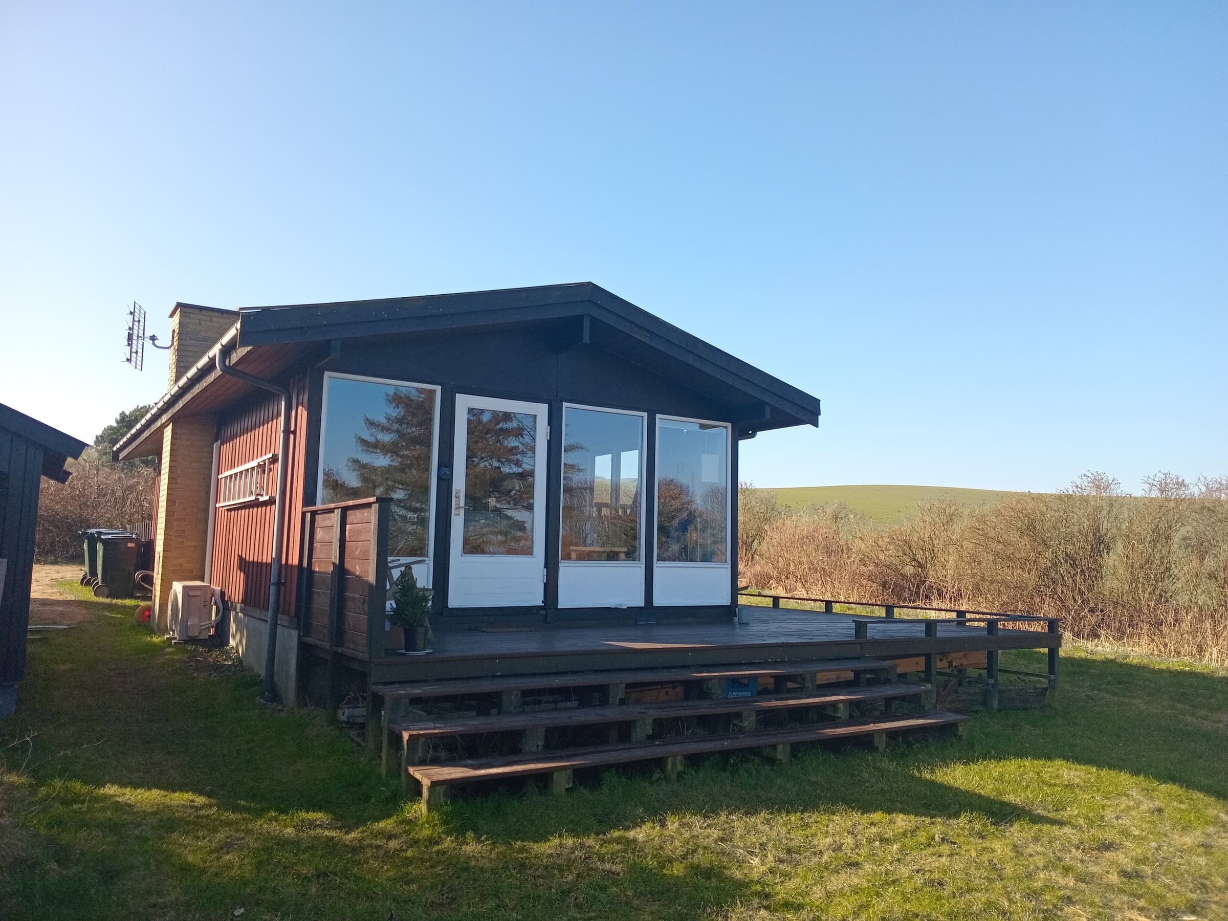 Hyggeligt sommerhus med havudsigt - billede 1