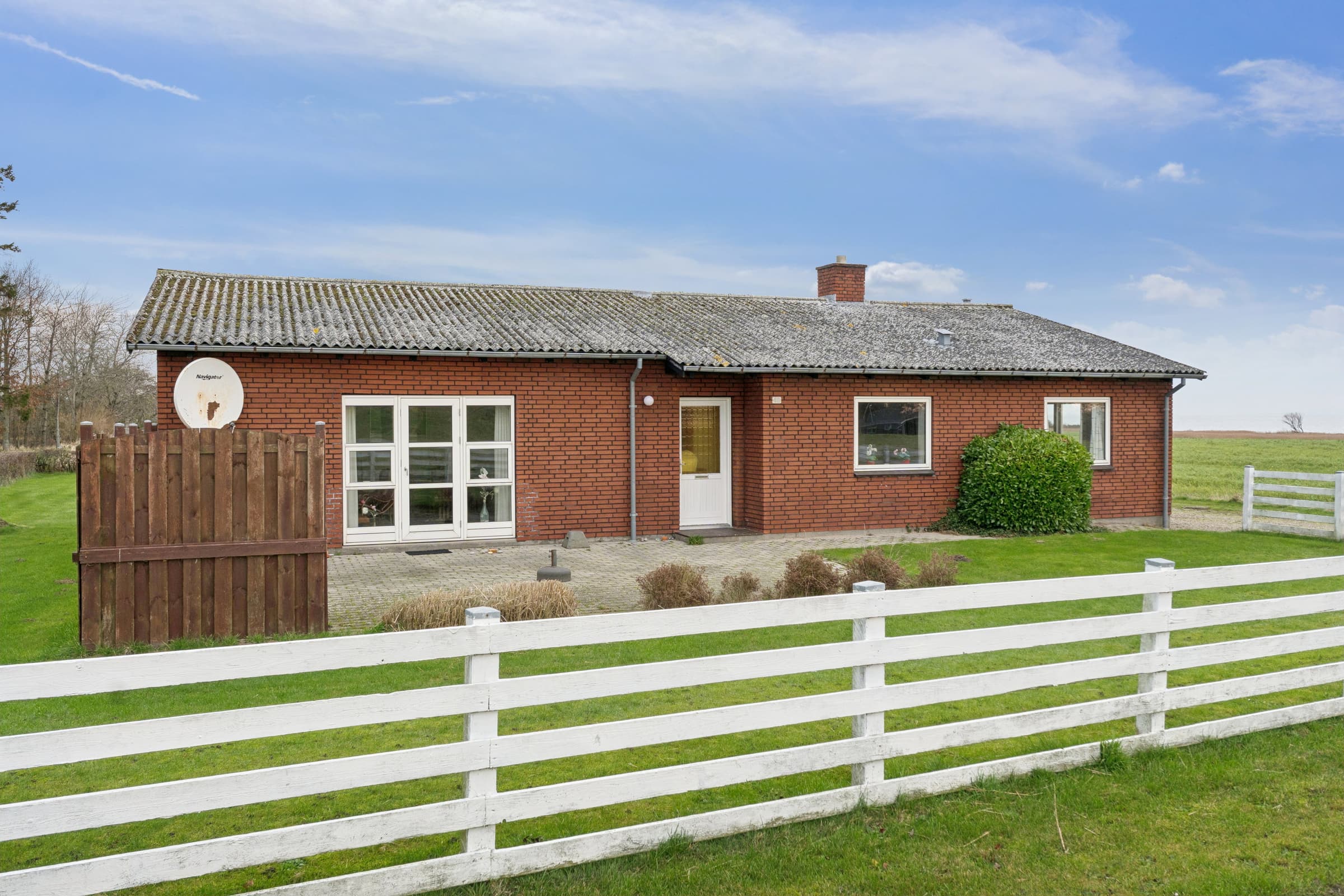 Sommerhus på stor grund og flot udsigt - billede 1