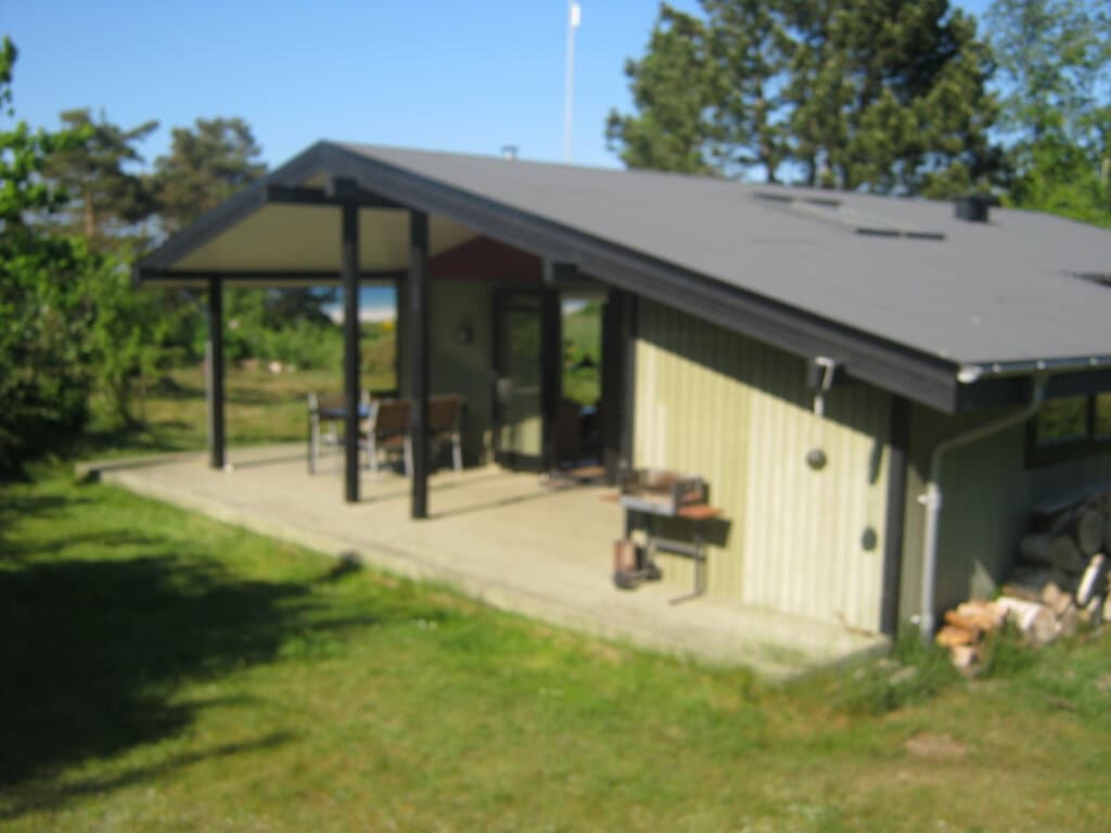 Hyggeligt sommerhus på stor naturgrund nær havet. - billede 1