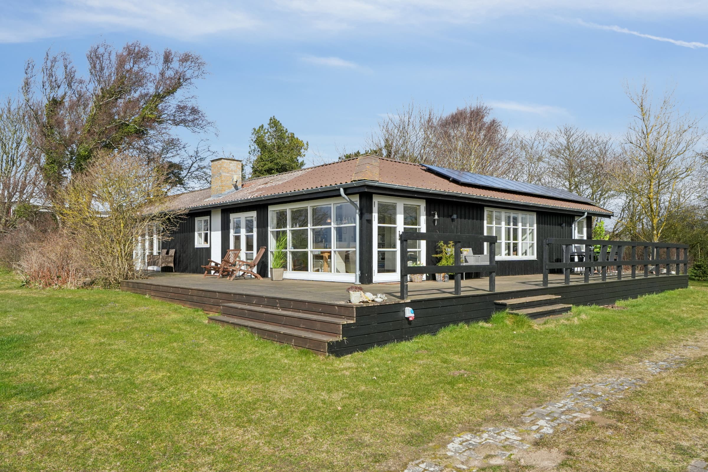Pragtfuldt sommerhus med panoramaudsigt. - billede 1