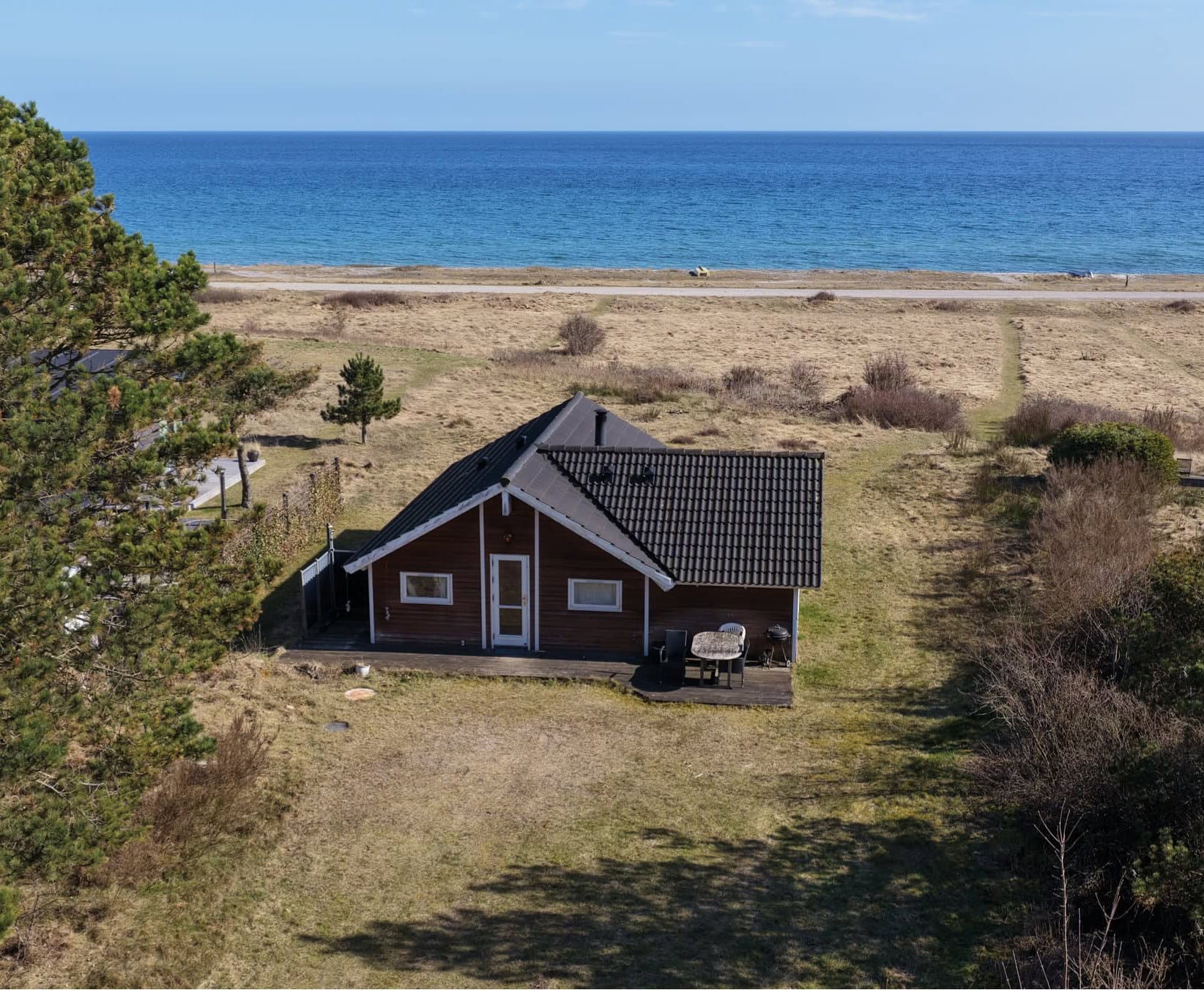 Sommerhus med havudsigt og strand i baghaven - billede 1