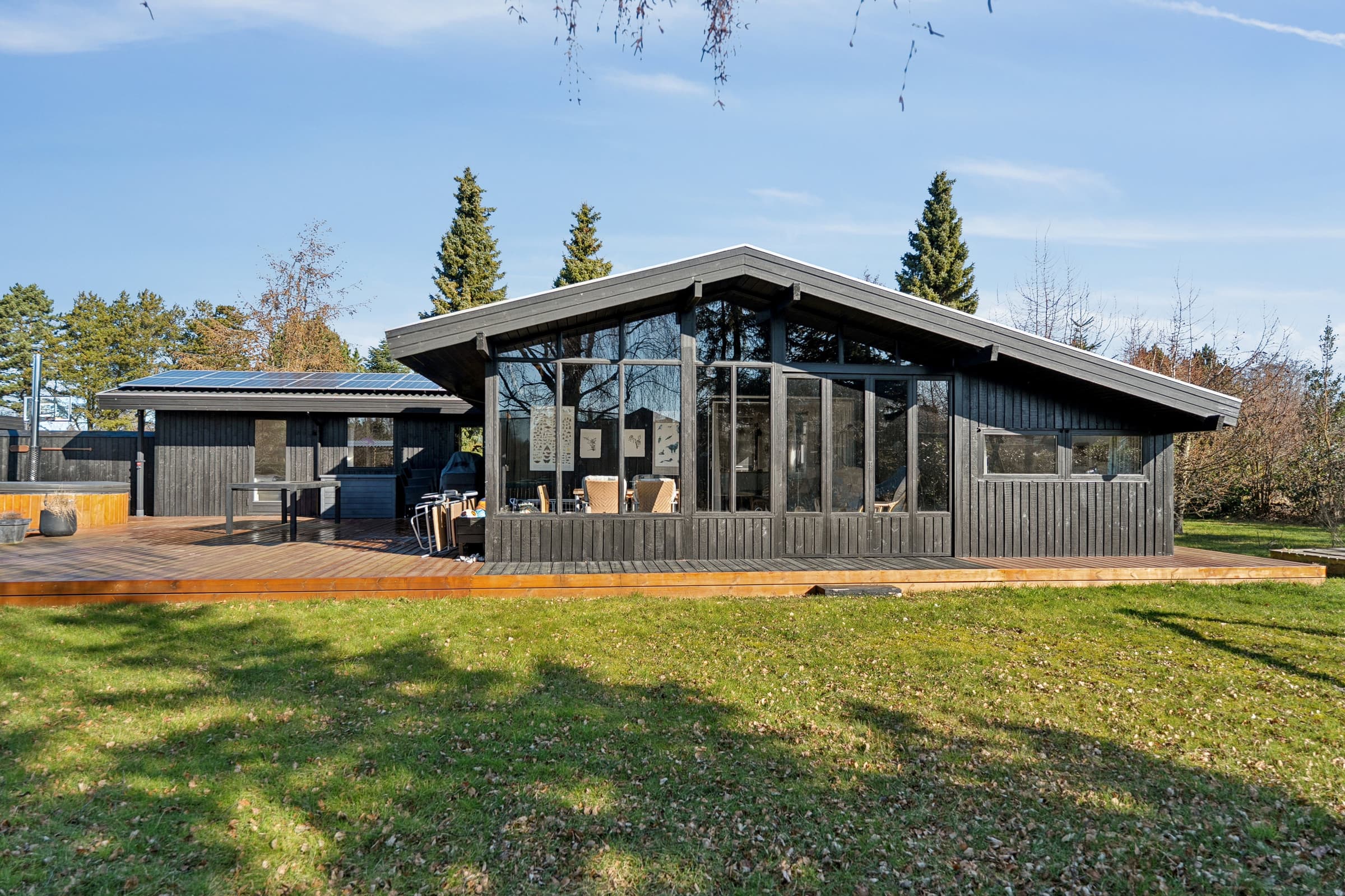 Sommerhus til 2 familier ved vand og boldbaner - billede 1