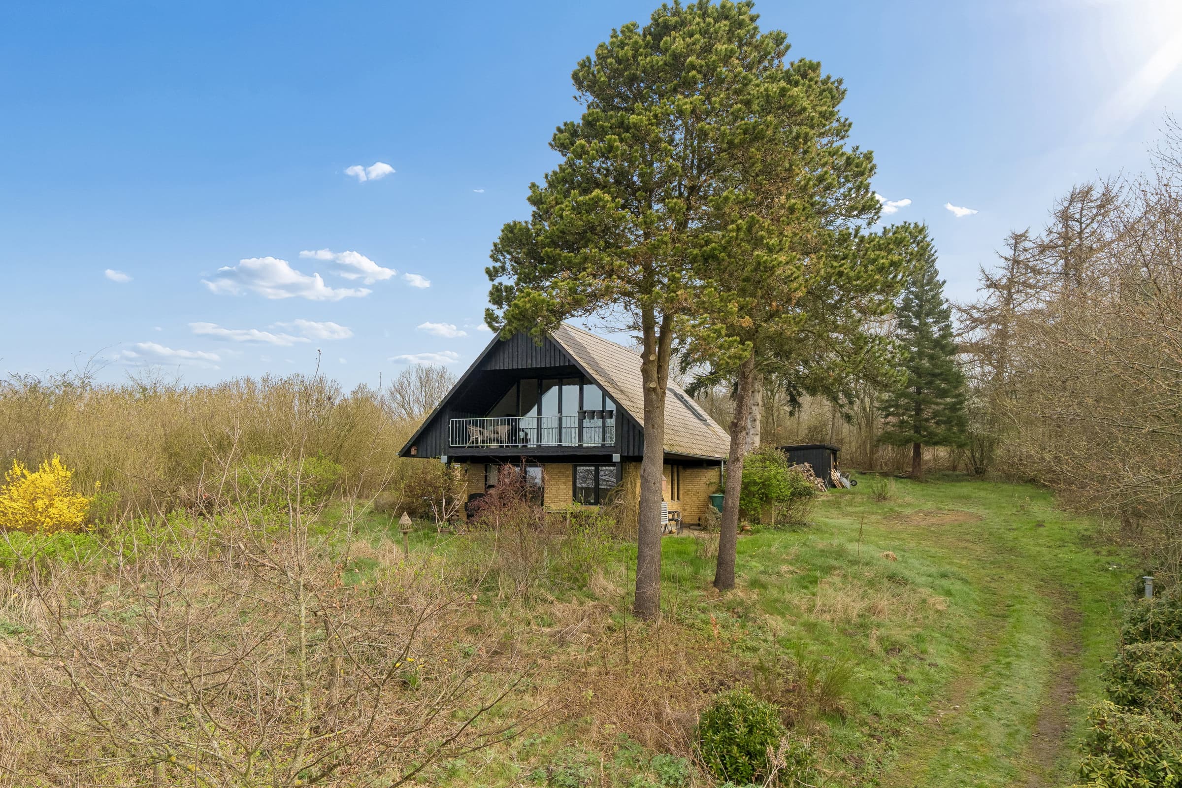 Sommerhus i bakkerne med havudsigt - billede 1