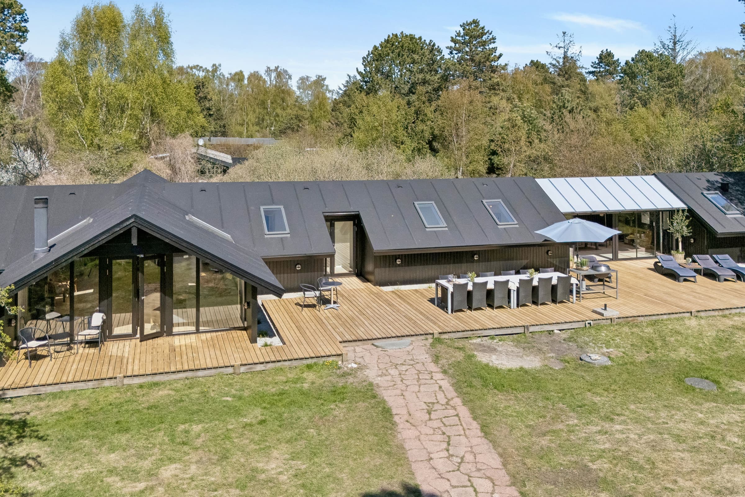 Stort sommerhus nær strand og Rørvig Havn - billede 1