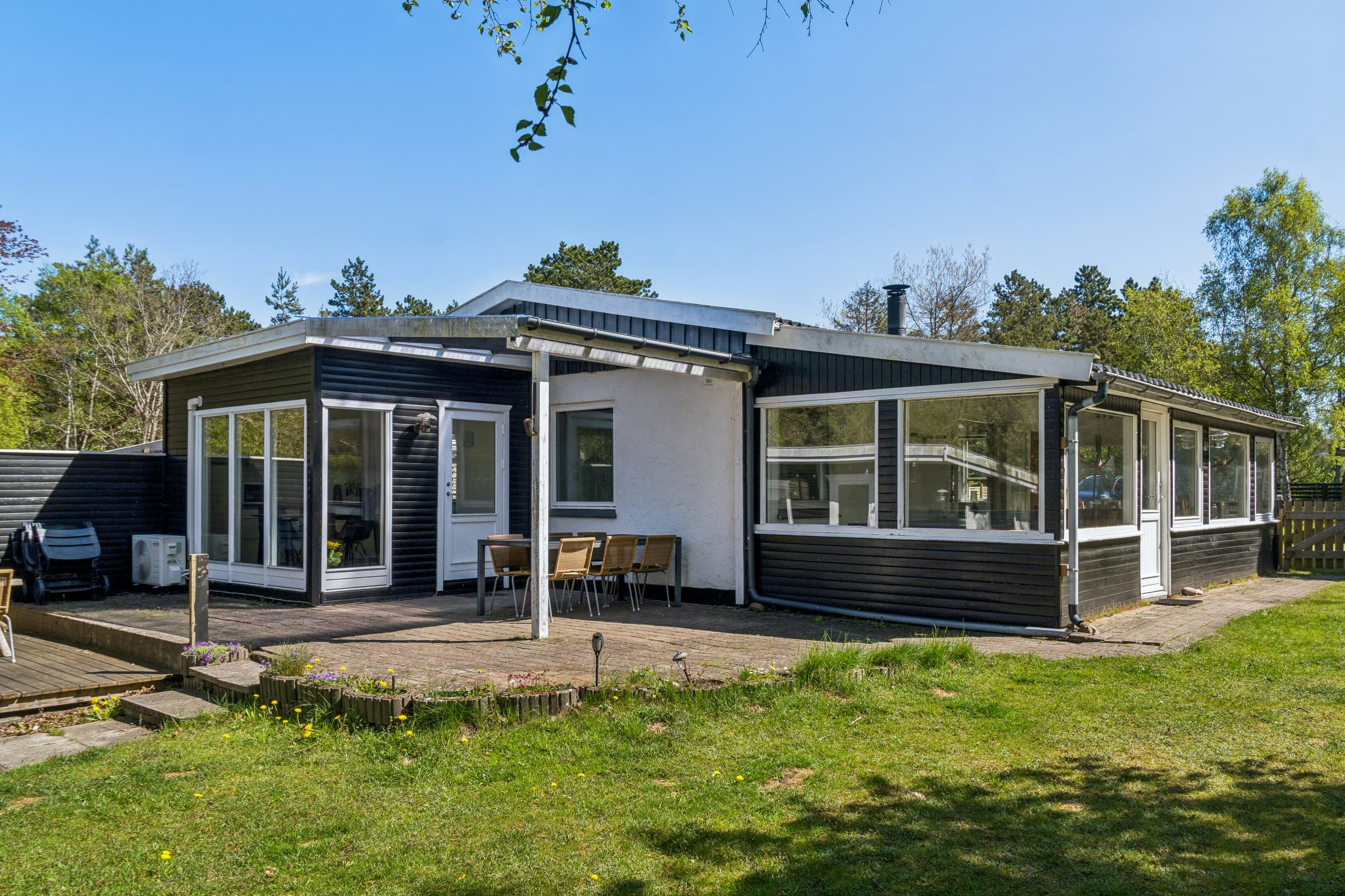 Aktiv ferie i stort sommerhus med have - billede 1