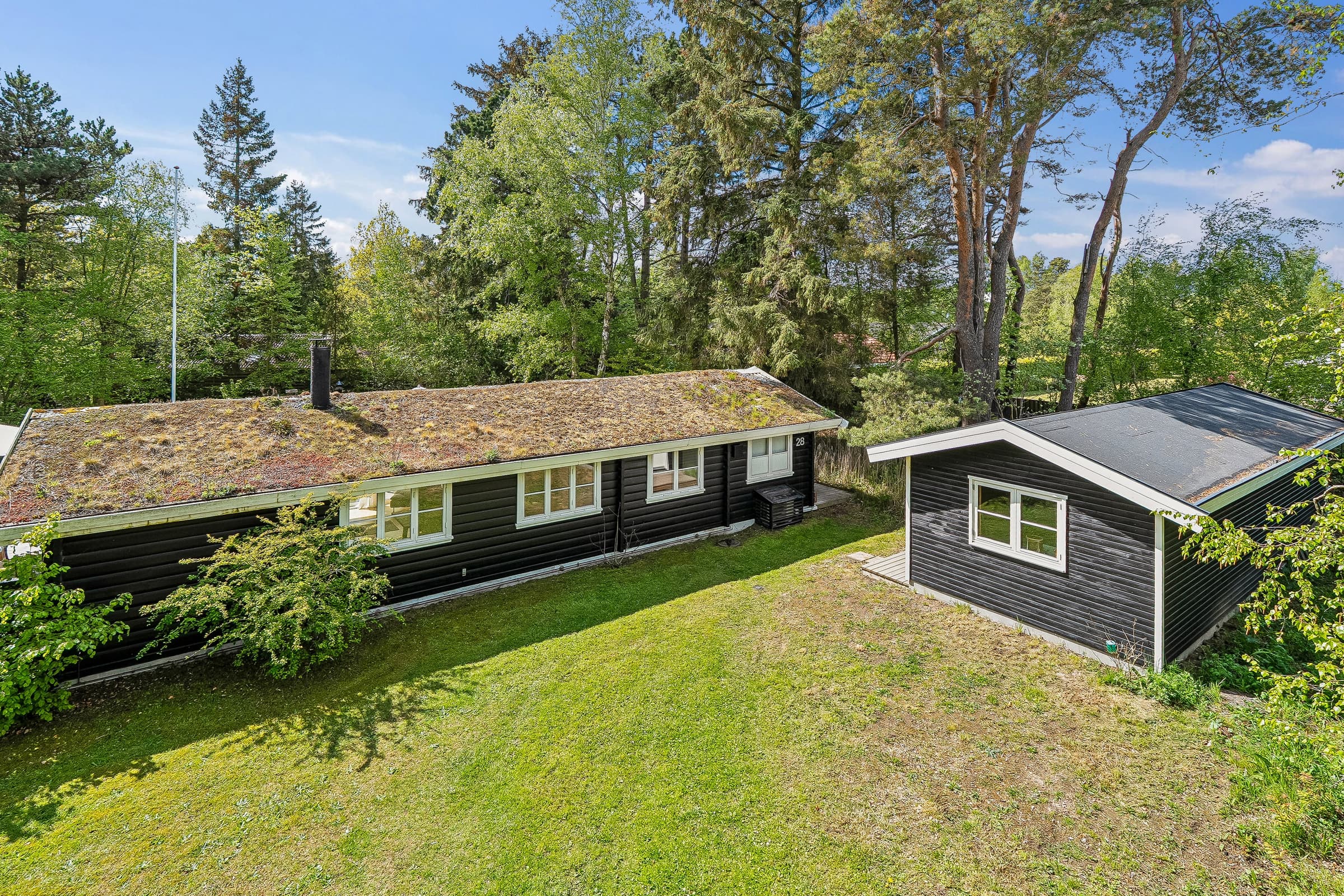 Hyggeligt bjælkehus - ægte sommerhusstemning - billede 1