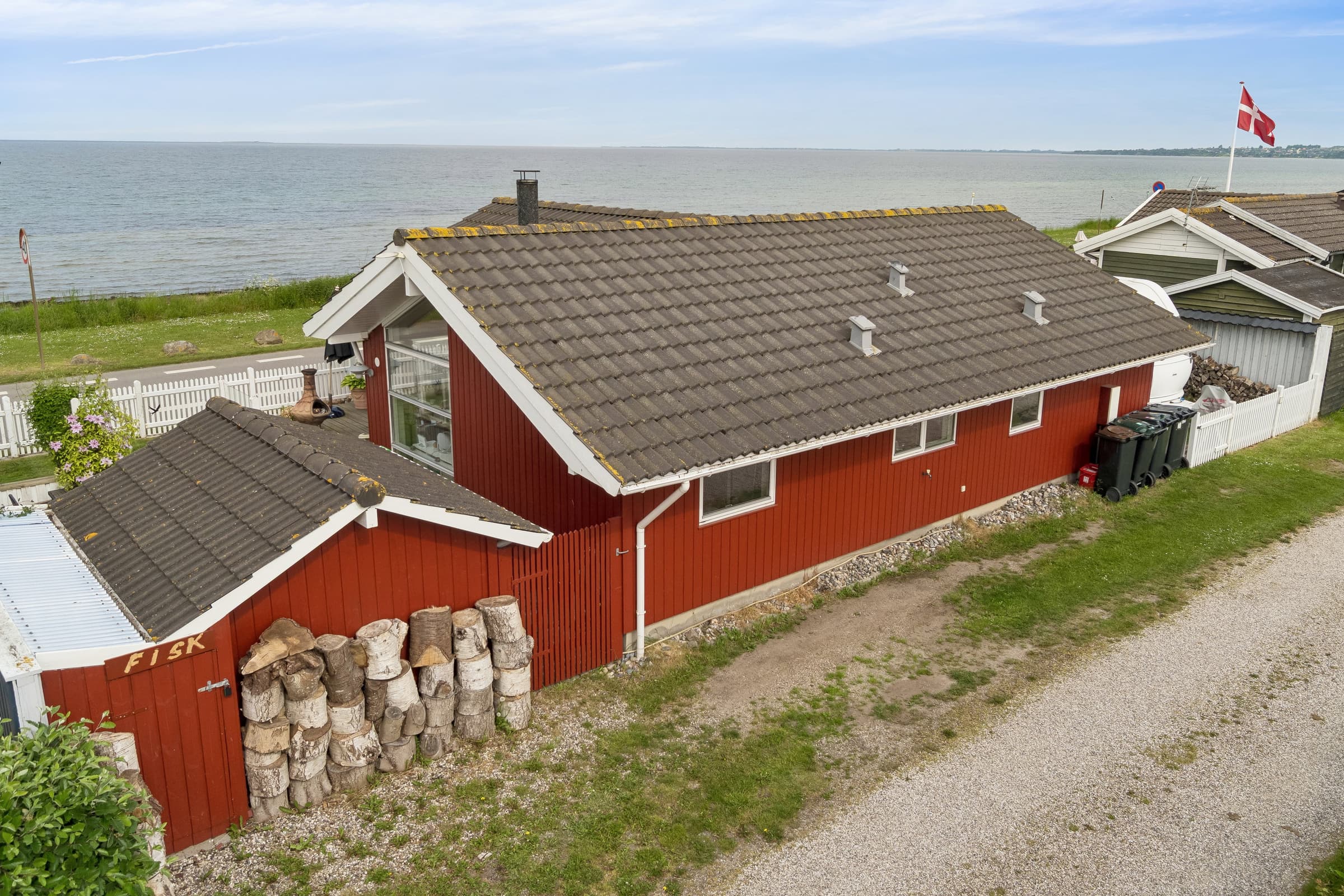 Dejligt sommerhus medudsigt til Kongsmark Strand - billede 1