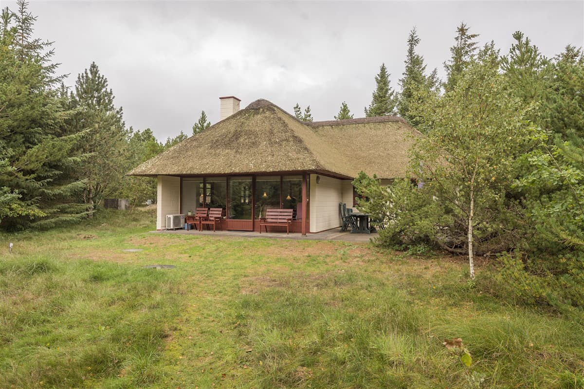 Feriehus med stråtag og plads til ro og nærvær - billede 1